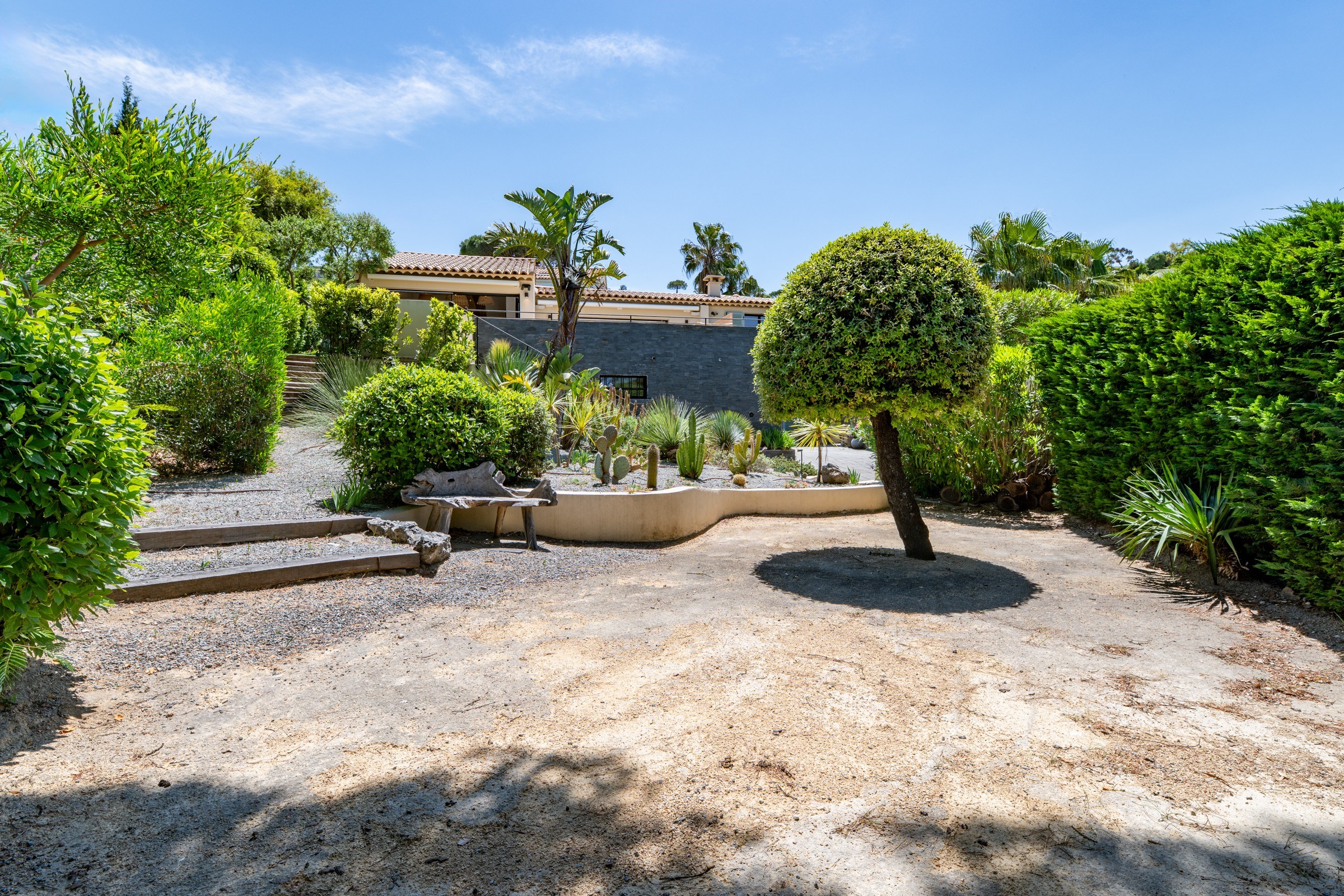  Contemporary villa with sea view for sale in Gassin, at the gateway to Saint-Tr… - 物件實景