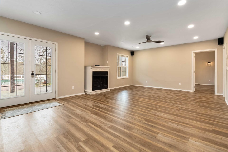 Dunnville, Kentucky, 42528, United States, 6 Bedrooms Bedrooms, ,5 BathroomsBathrooms,Residential,For Sale,1998018