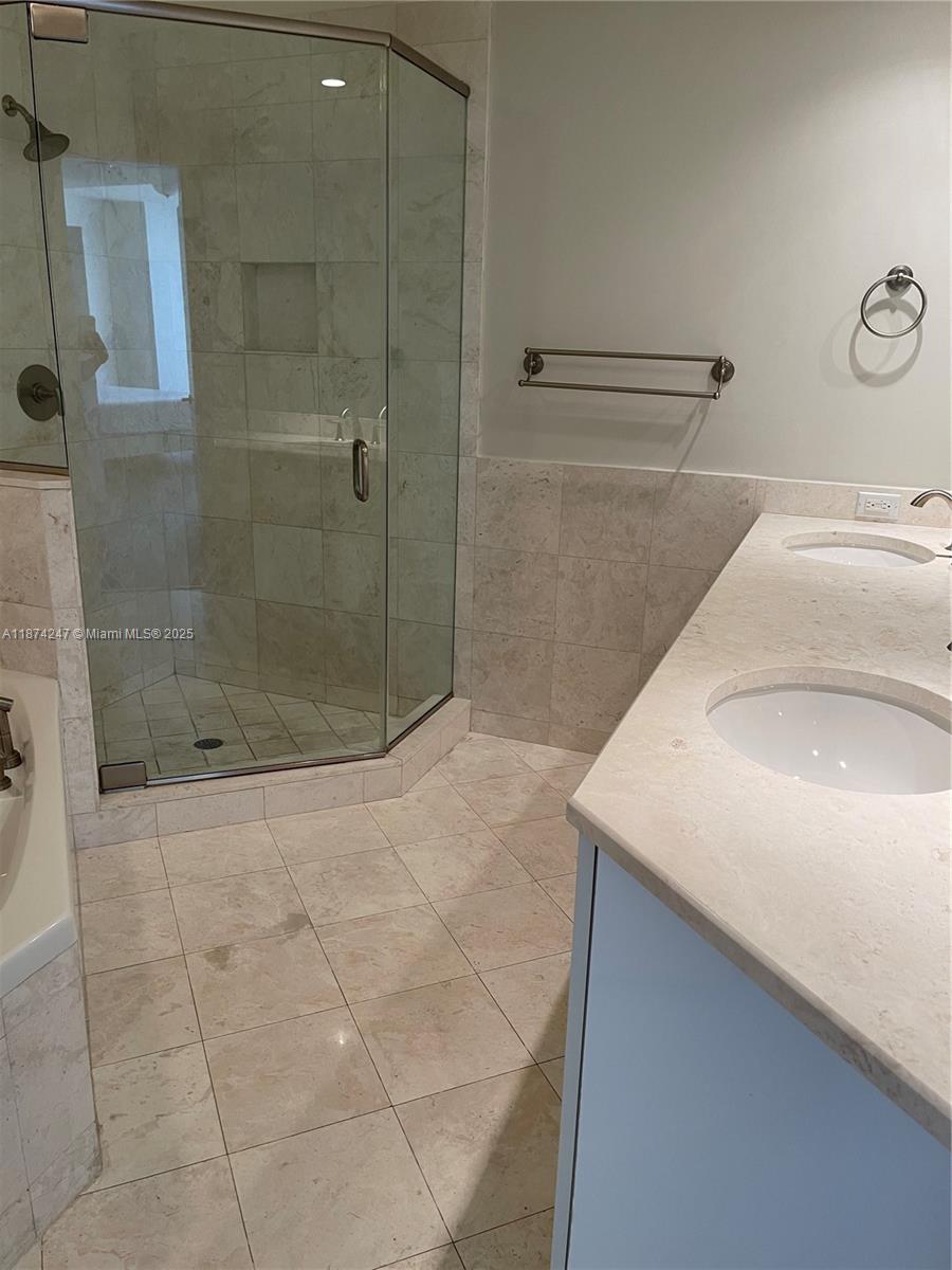 Miami, Florida, 33131, United States, 2 Bedrooms Bedrooms, ,3 BathroomsBathrooms,Residential,For Sale,1942203