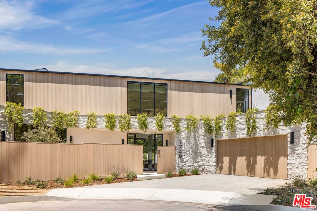 Los Angeles, California, 90049, United States, 5 Bedrooms Bedrooms, ,3 BathroomsBathrooms,Residential,For Sale,1839044