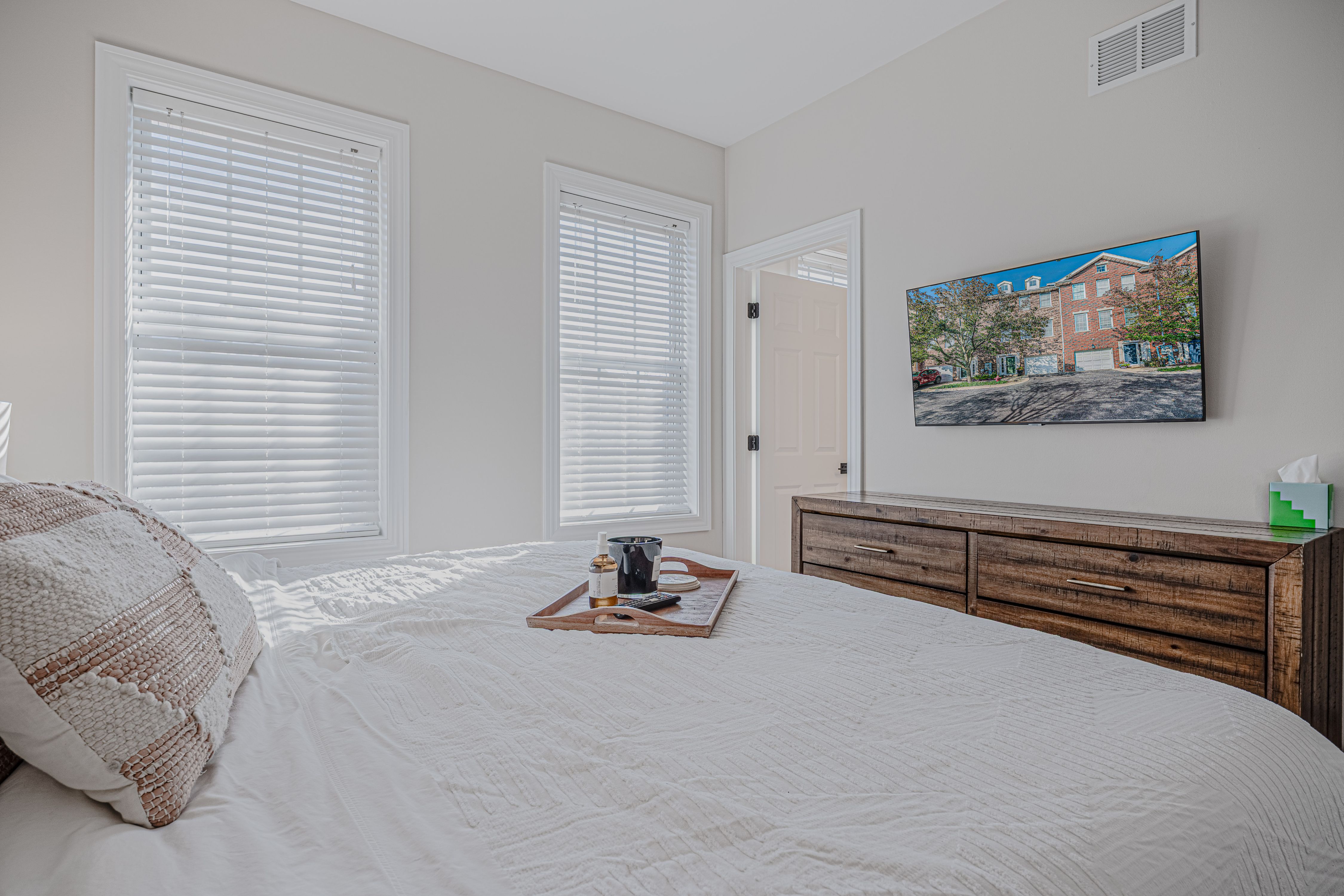 Evanston, Illinois, 60201, United States, 2 Bedrooms Bedrooms, ,4 BathroomsBathrooms,Residential,For Sale,2010396