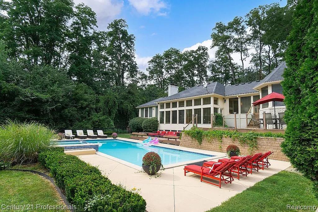 OrchardLake, Michigan, 48323, United States, 5 Bedrooms Bedrooms, ,5 BathroomsBathrooms,Residential,For Sale,1980200