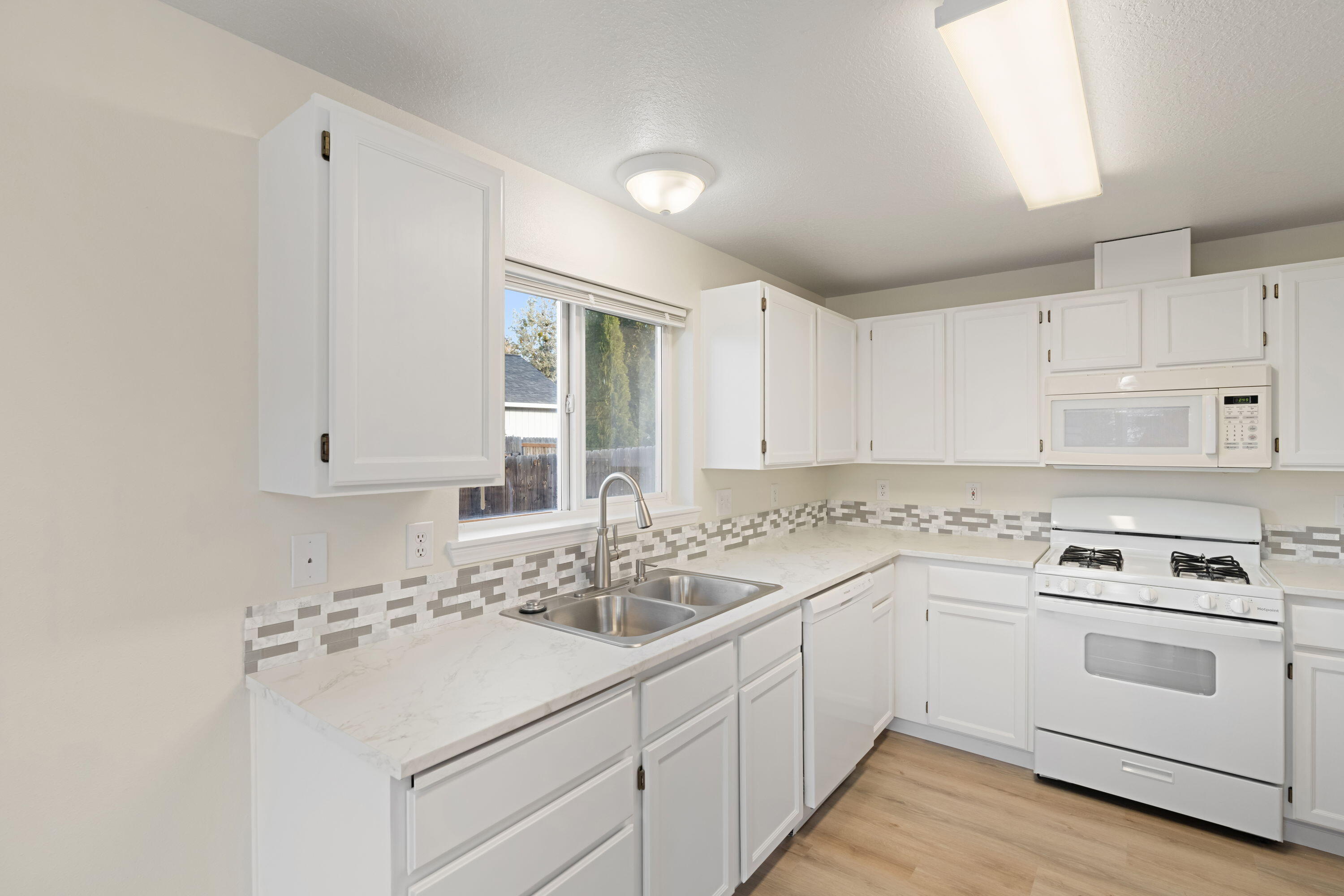 Bend, Oregon, 97701, United States, 3 Bedrooms Bedrooms, ,2 BathroomsBathrooms,Residential,For Sale,1697036