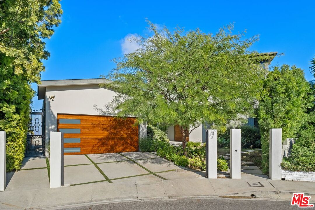 Los Angeles, California, 90046, United States, 5 Bedrooms Bedrooms, ,6 BathroomsBathrooms,Residential,For Sale,1897072
