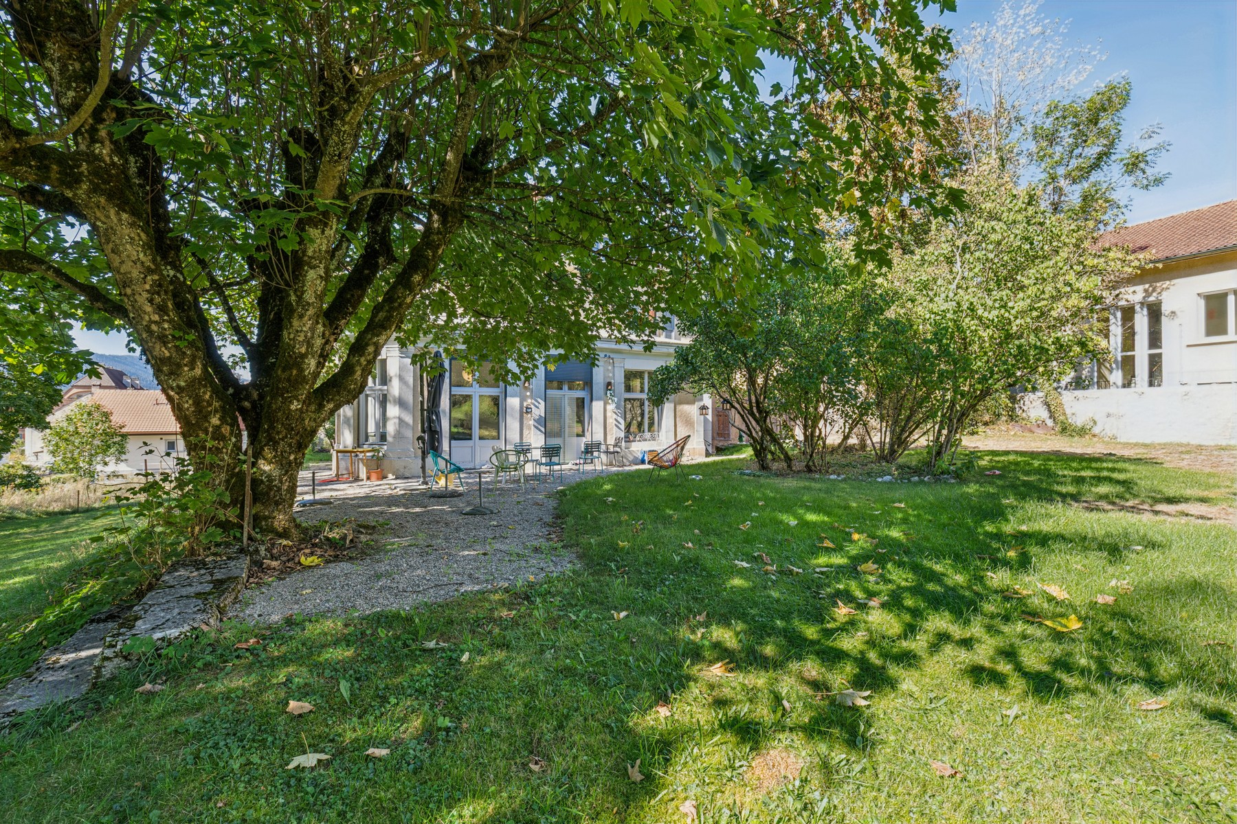  Elegant mansion comprising 3 apartments, with 2 horse stalls and 3 enclosed gara - 物件實景