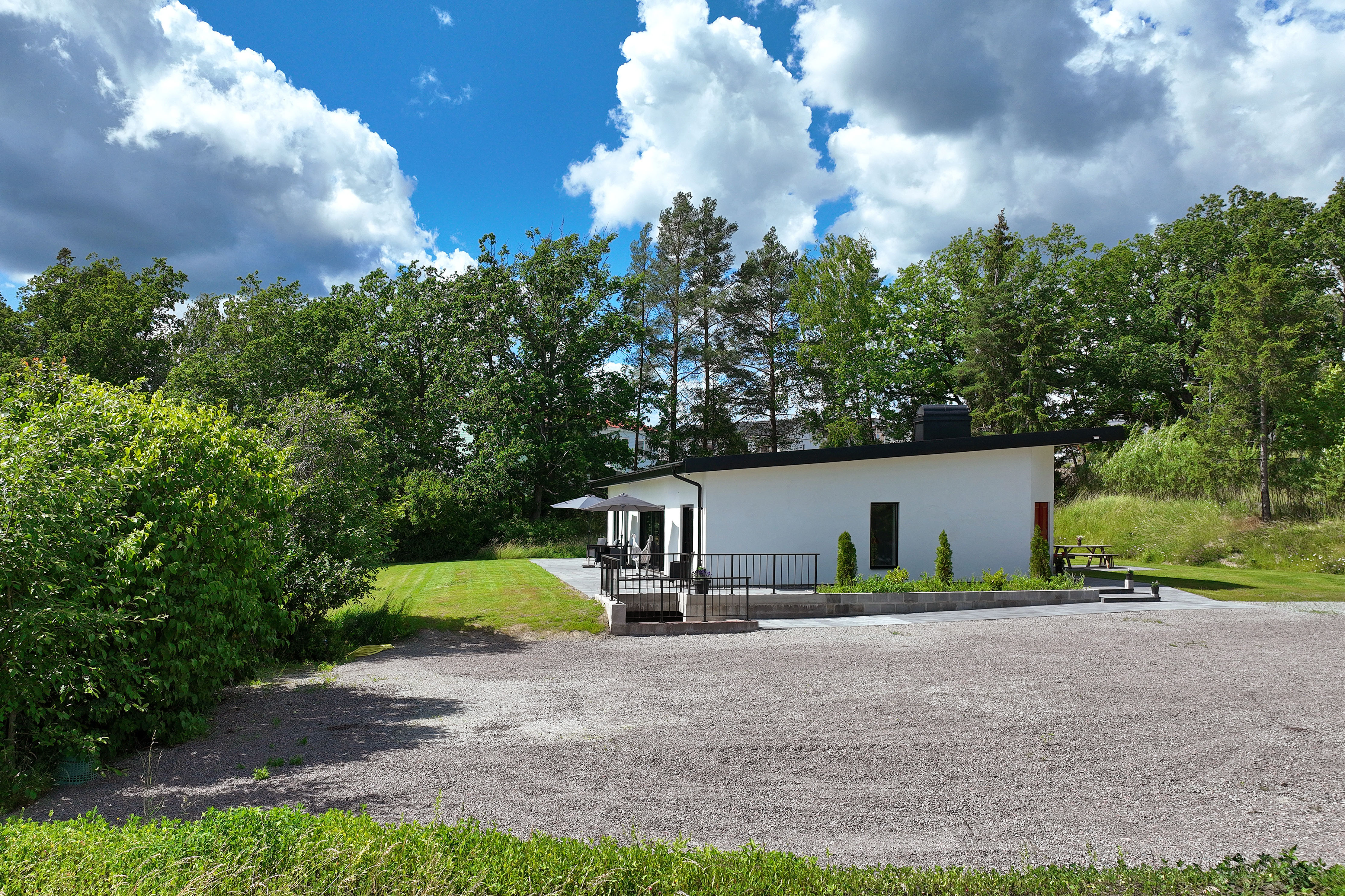  Modern Villa with Open Views, Subdividable Plot and Exceptional Commuter options - 物件實景