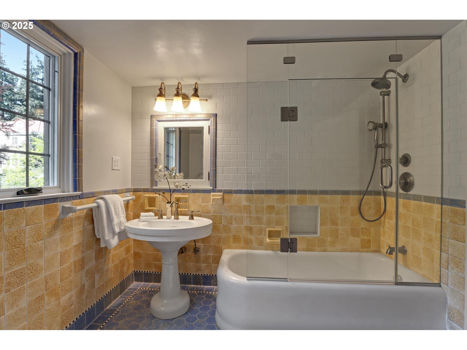 Portland, Oregon, 97205, United States, 4 Bedrooms Bedrooms, ,4 BathroomsBathrooms,Residential,For Sale,1795097