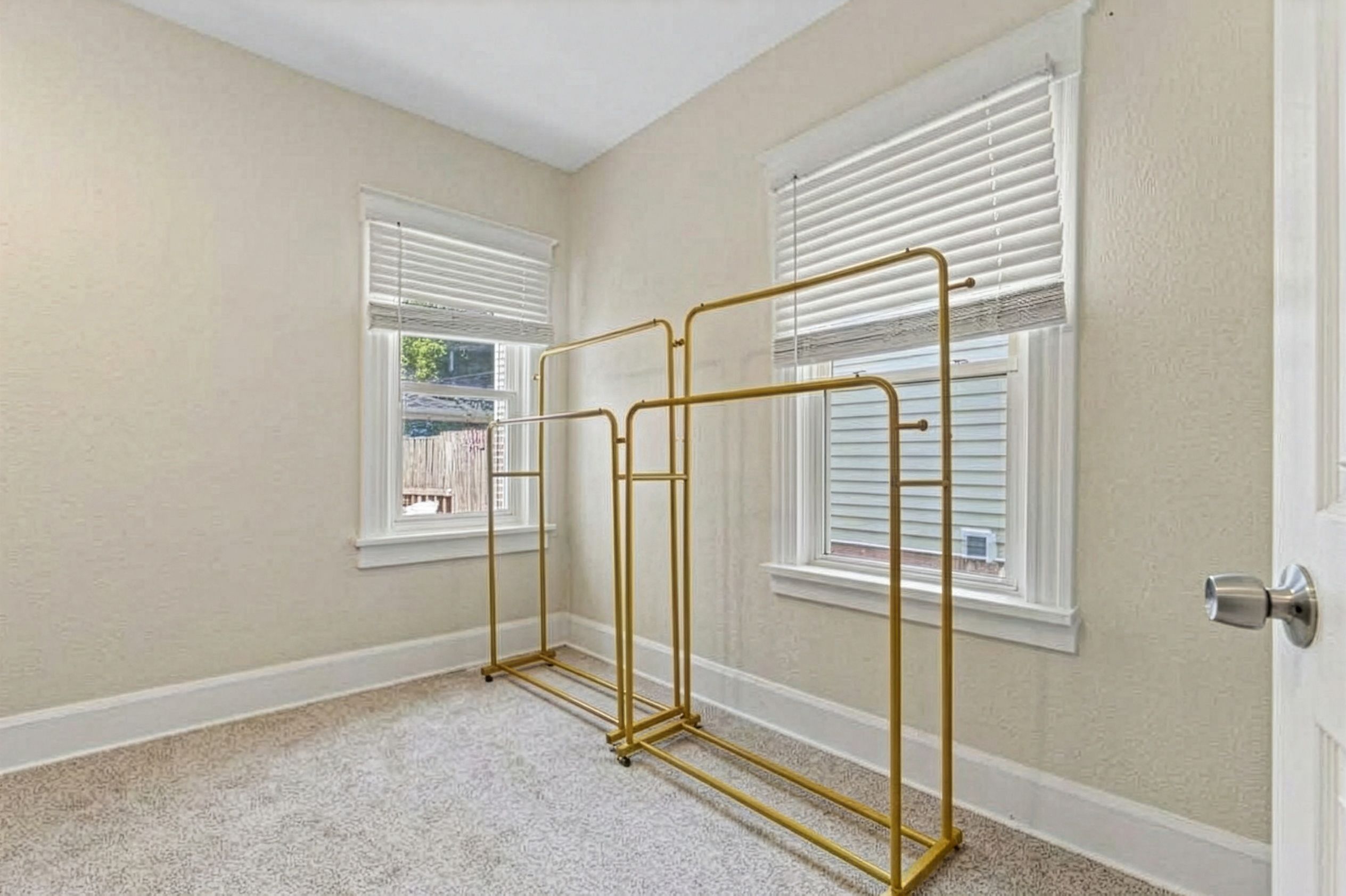  Prime Bay View Investment: Updated Duplex with 4-Car Garage Near Lake Michigan - 物件實景