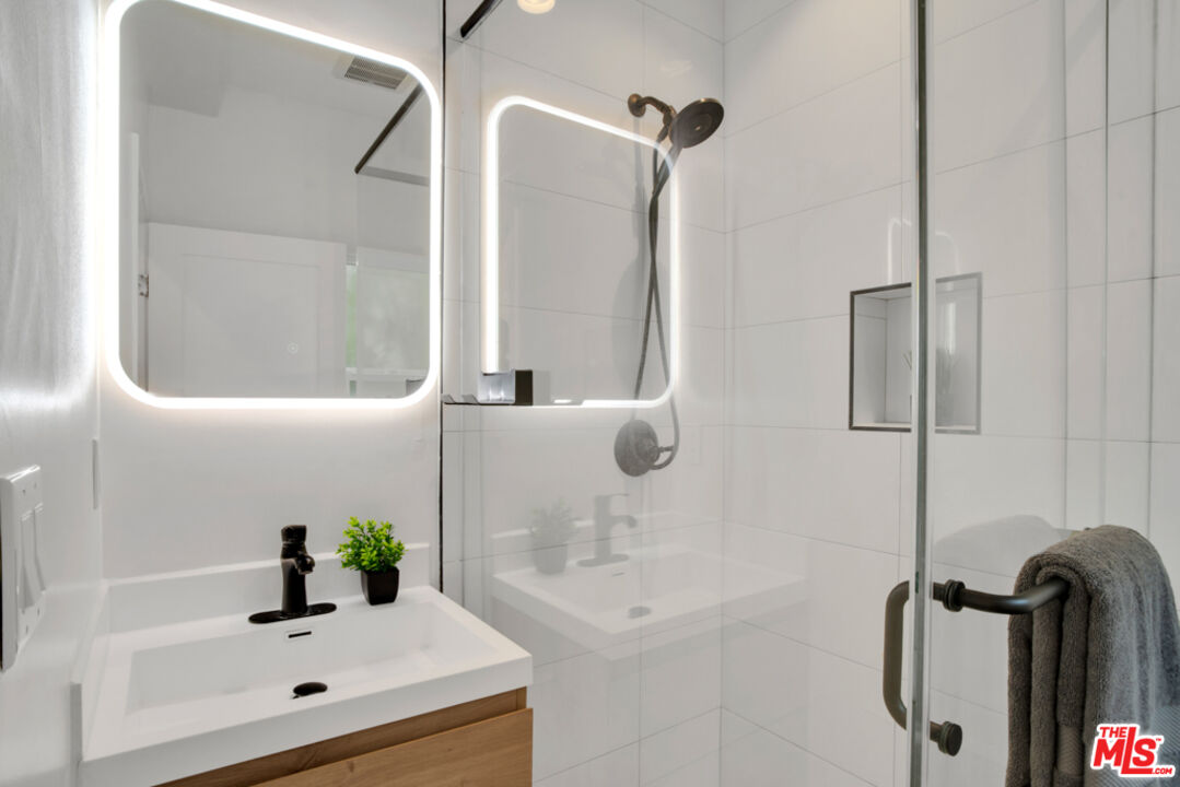 Los Angeles, California, 90025, United States, 5 Bedrooms Bedrooms, ,4 BathroomsBathrooms,Residential,For Sale,1934353