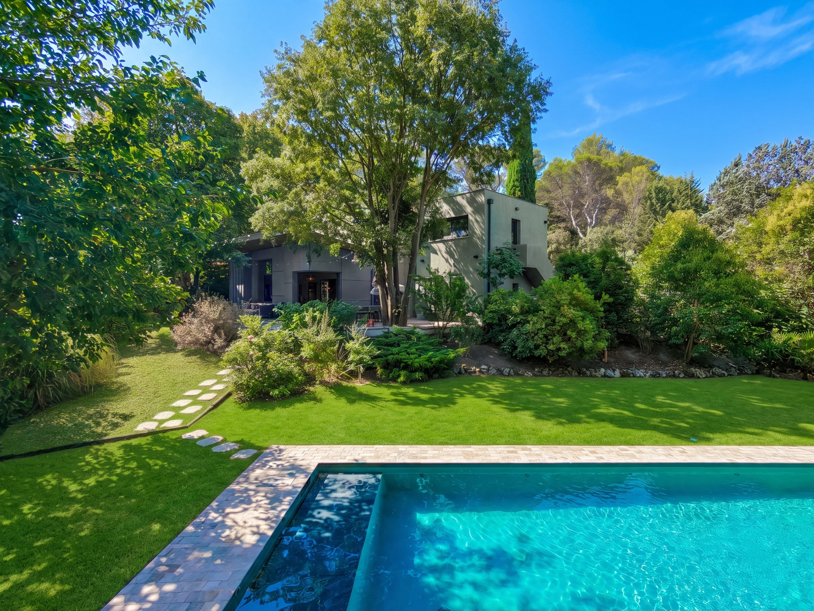  Elegant family estate with 6 suites, guest house, swimming pool, and outbuildin… - 物件實景