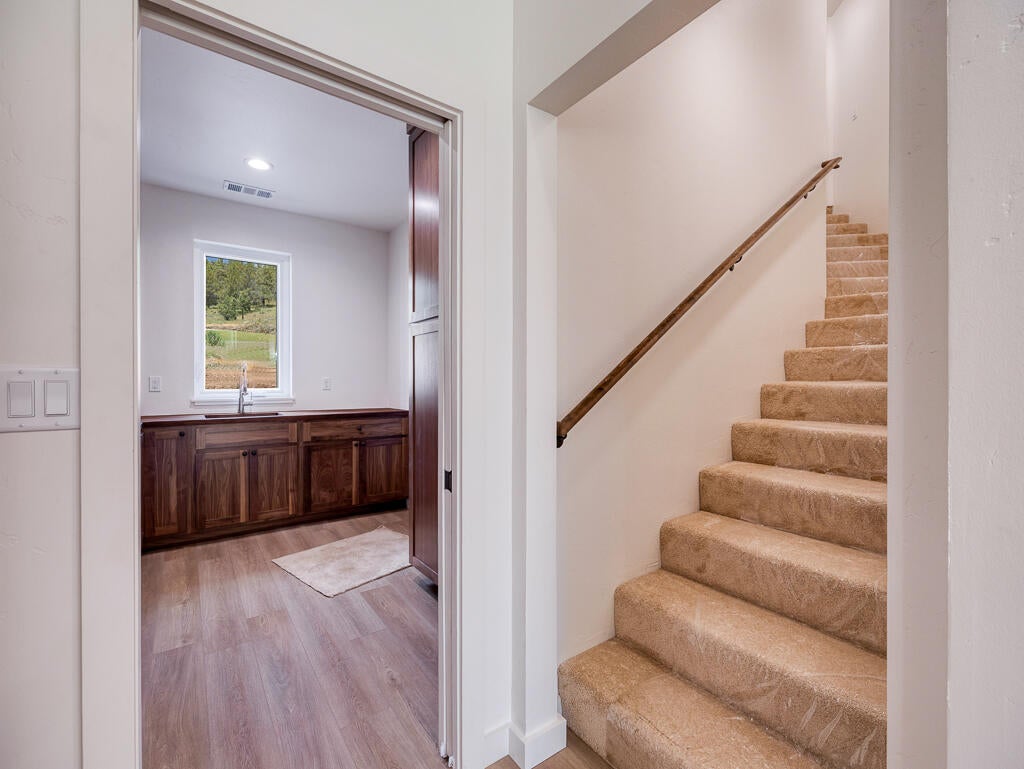 Klamath Falls, Oregon, 97601, United States, 3 Bedrooms Bedrooms, ,3 BathroomsBathrooms,Residential,For Sale,1991237