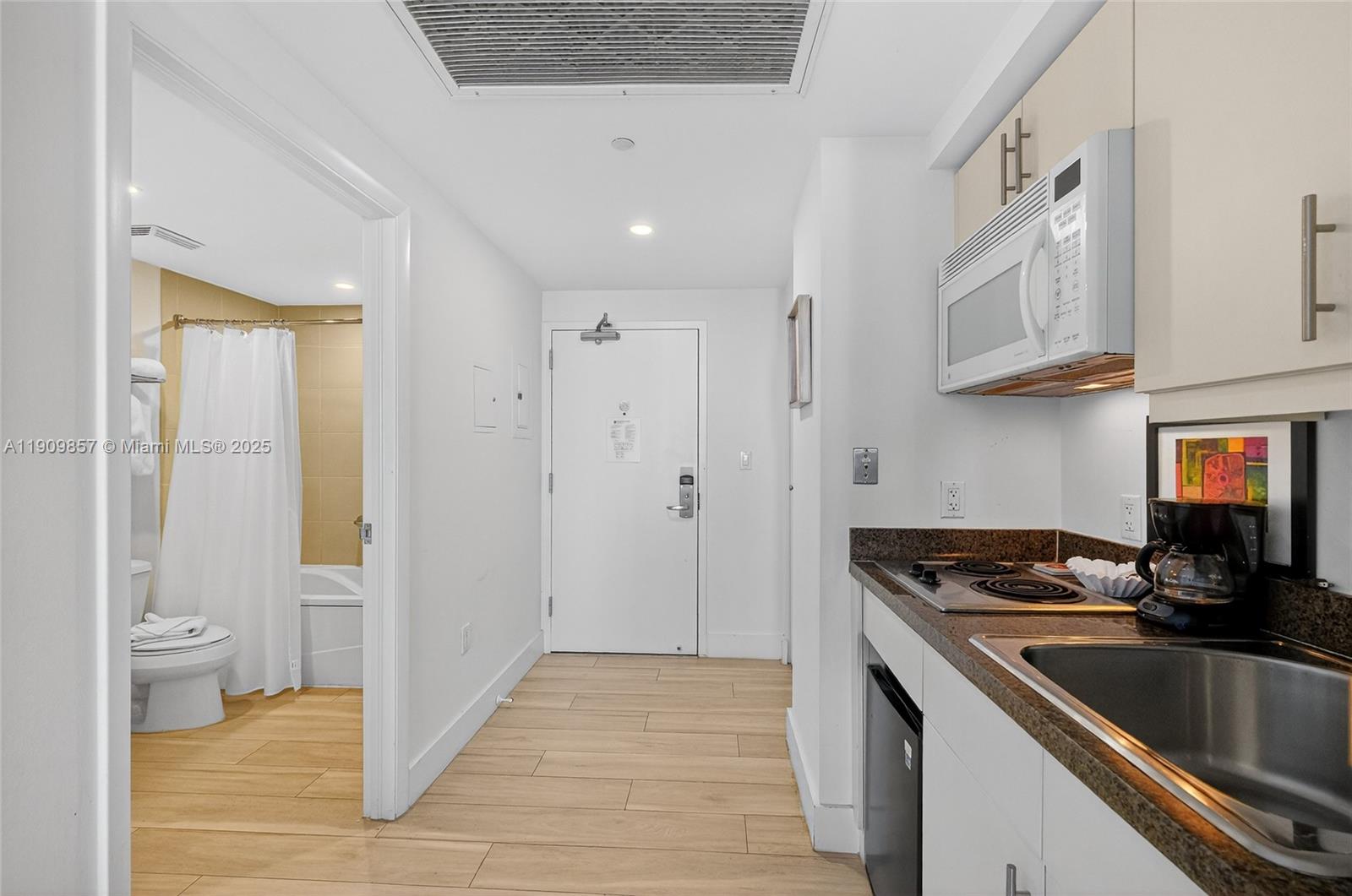 Miami, Florida, 33133, United States, 3 Bedrooms Bedrooms, ,4 BathroomsBathrooms,Residential,For Sale,1989266