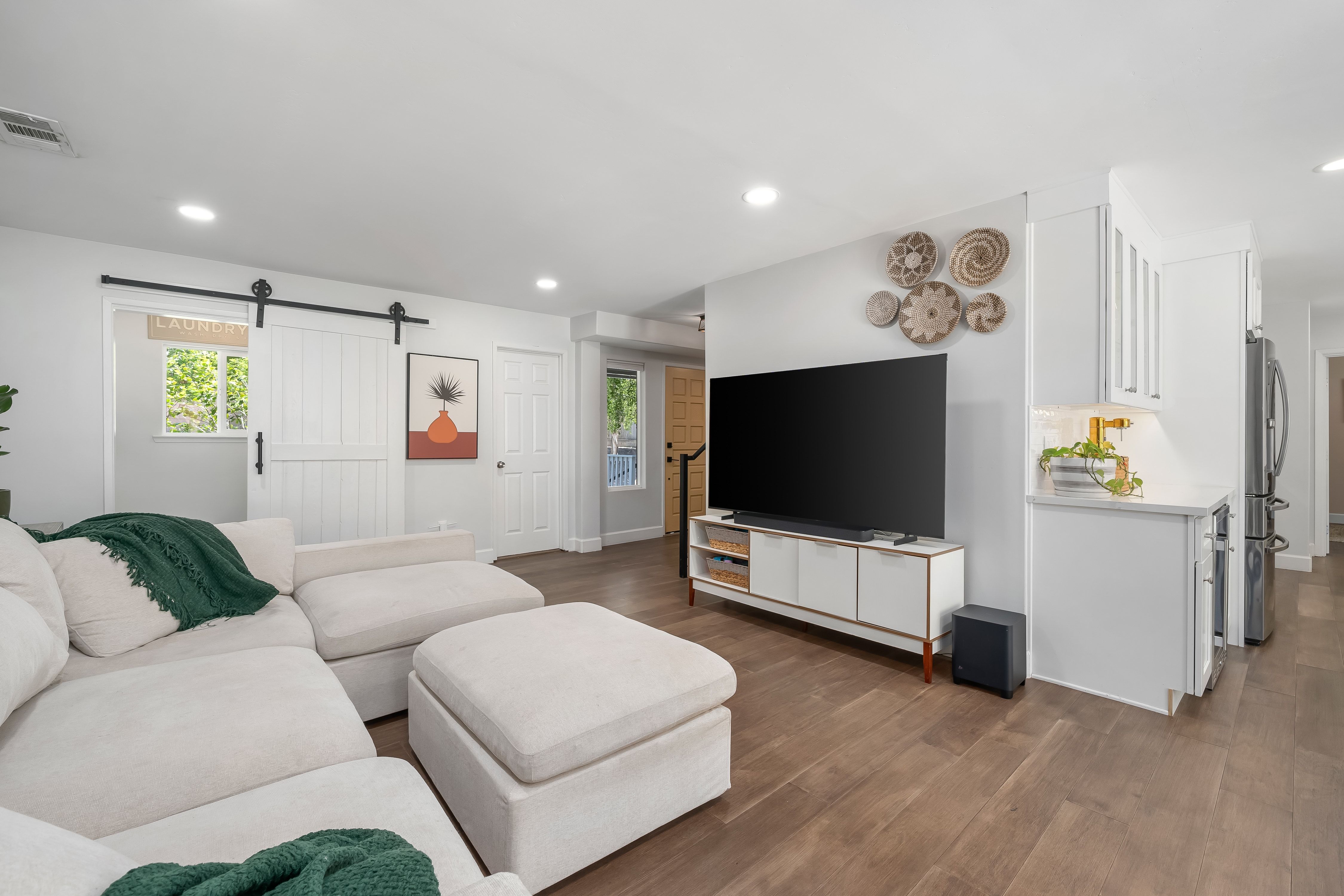  California Coastal Living Meets Modern Farmhouse Design - 物件實景