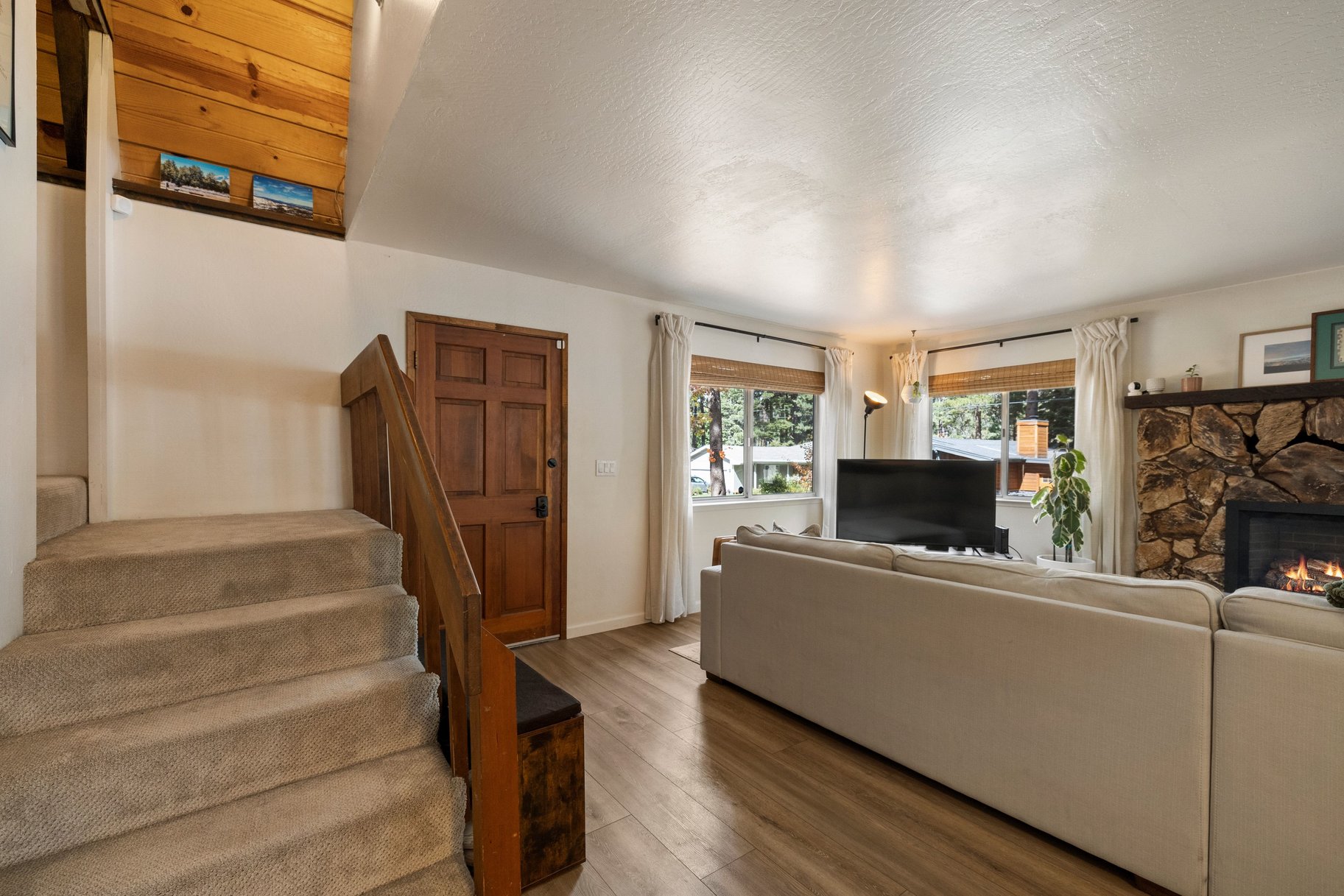  Charming Gambrel-Style Home in a Peaceful Setting - 物件實景