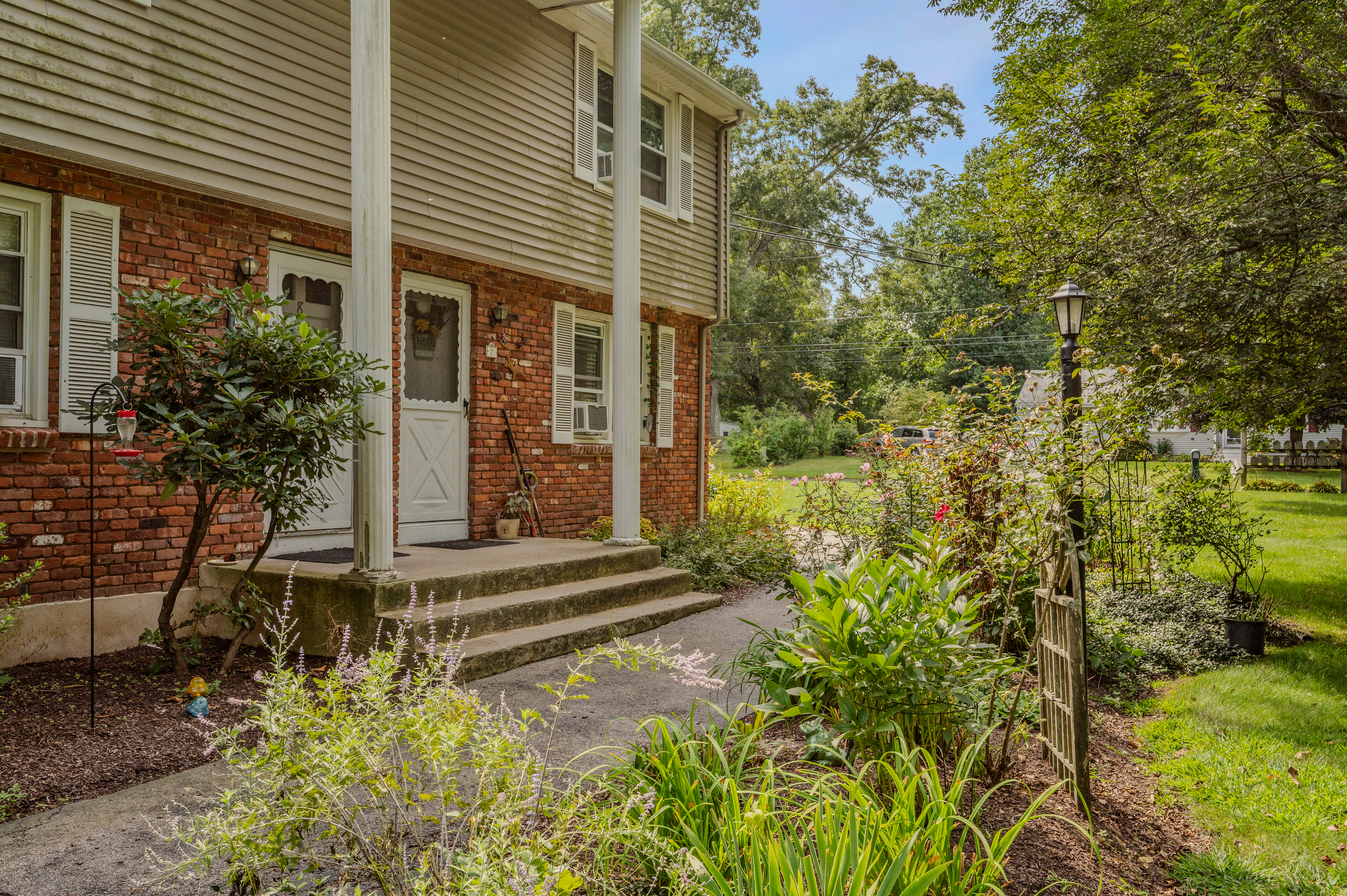  Discover easy coastal living in this sun-drenched Niantic townhouse. - 物件實景