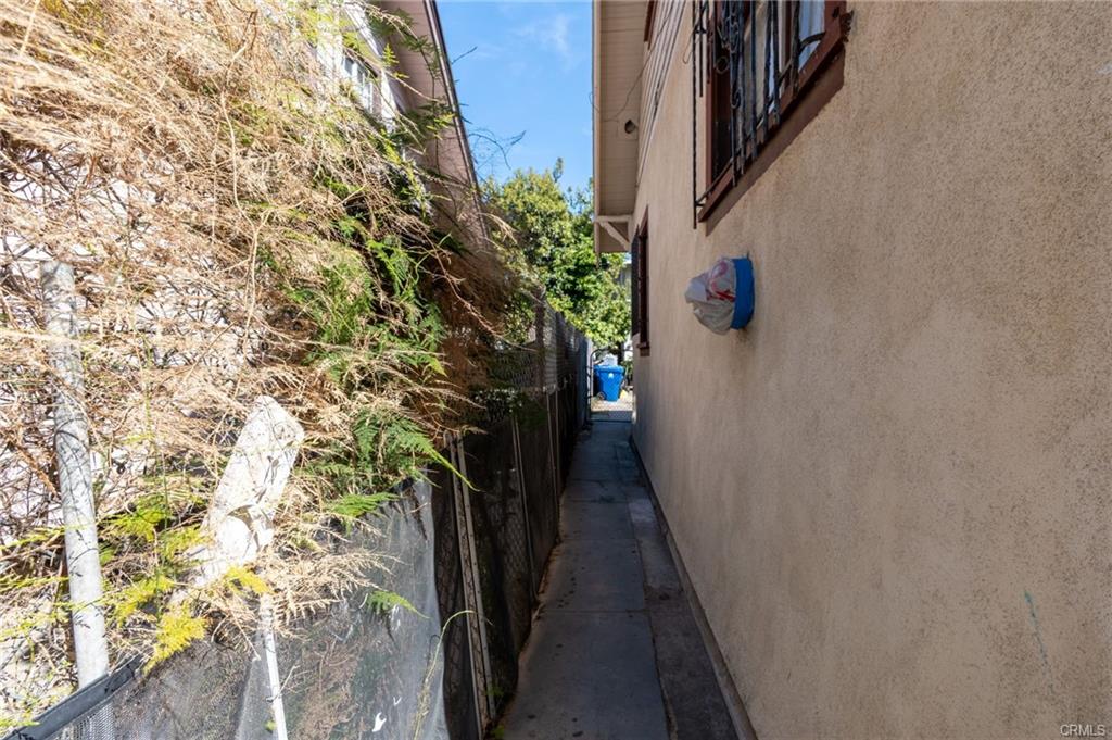 Los Angeles, California, 90037, United States, 7 Bedrooms Bedrooms, ,Residential,For Sale,1935782