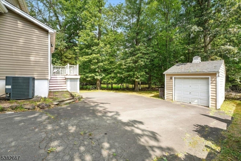 Livingston Twp., New Jersey, 07039, United States, 3 Bedrooms Bedrooms, ,2 BathroomsBathrooms,Residential,For Sale,1940708