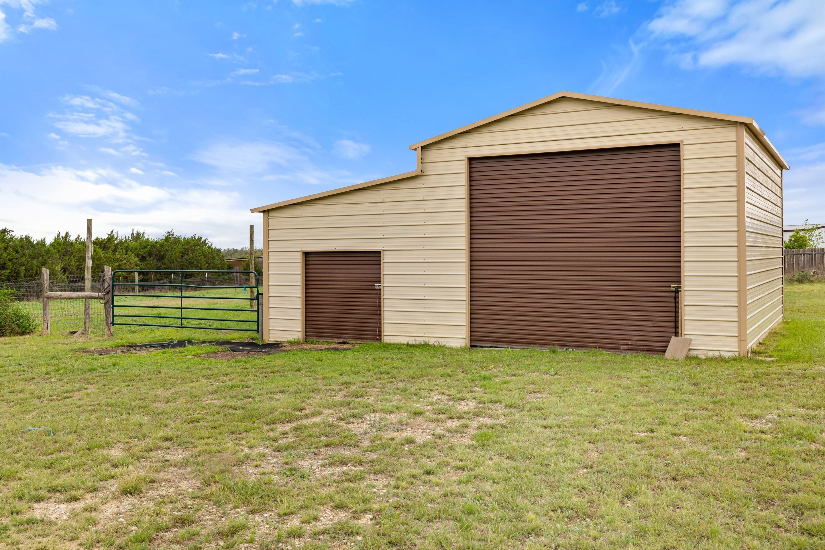  Beautiful Dripping Springs 1-Story on 2 Level Acres with Barn in Chama Trace - 物件實景