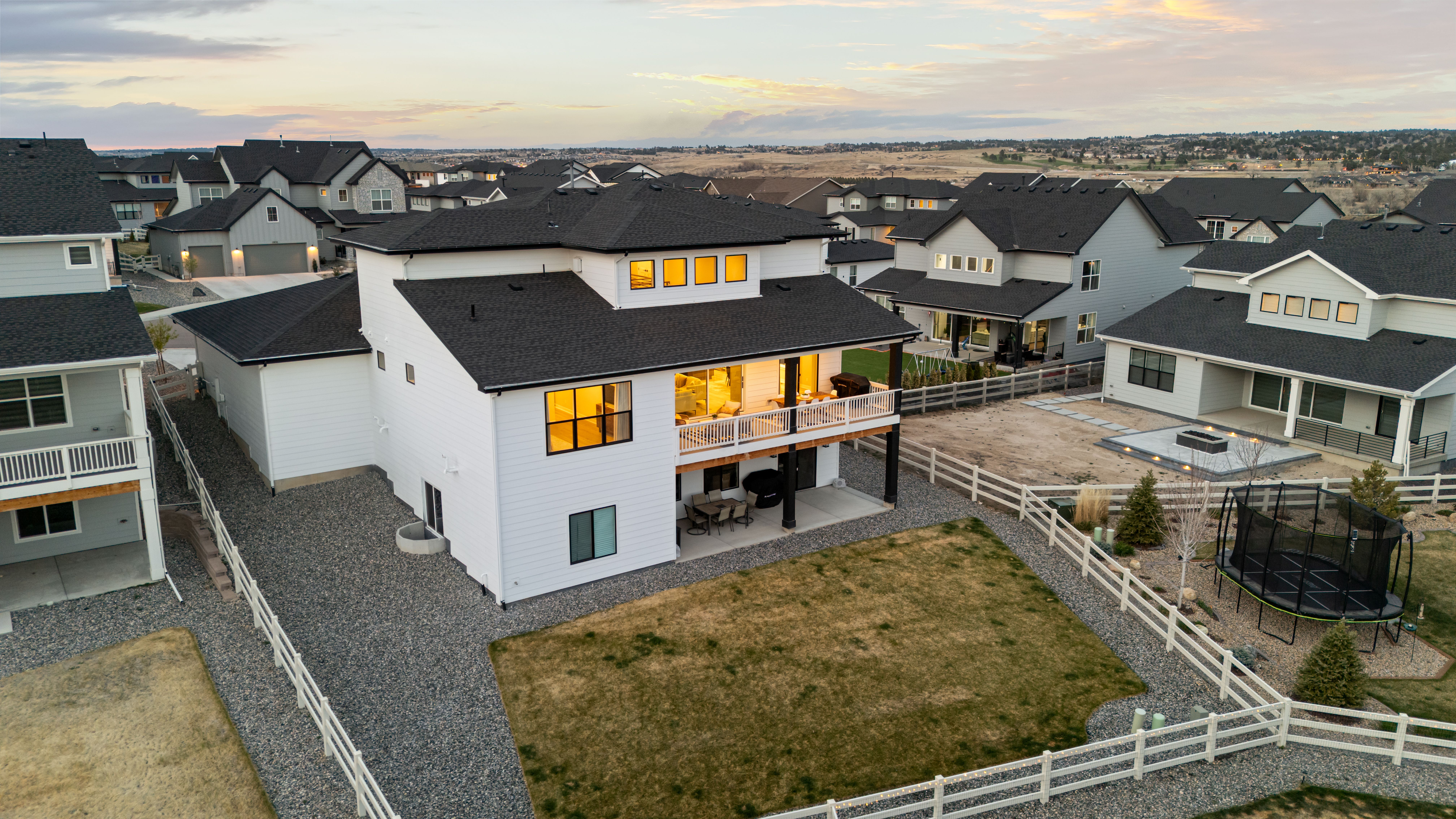  Skip the build time and step straight into 5932 Los Olivas Point - 物件實景