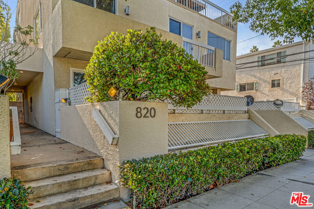 Santa Monica, California, 90403, United States, 2 Bedrooms Bedrooms, ,2 BathroomsBathrooms,Residential,For Sale,2003449