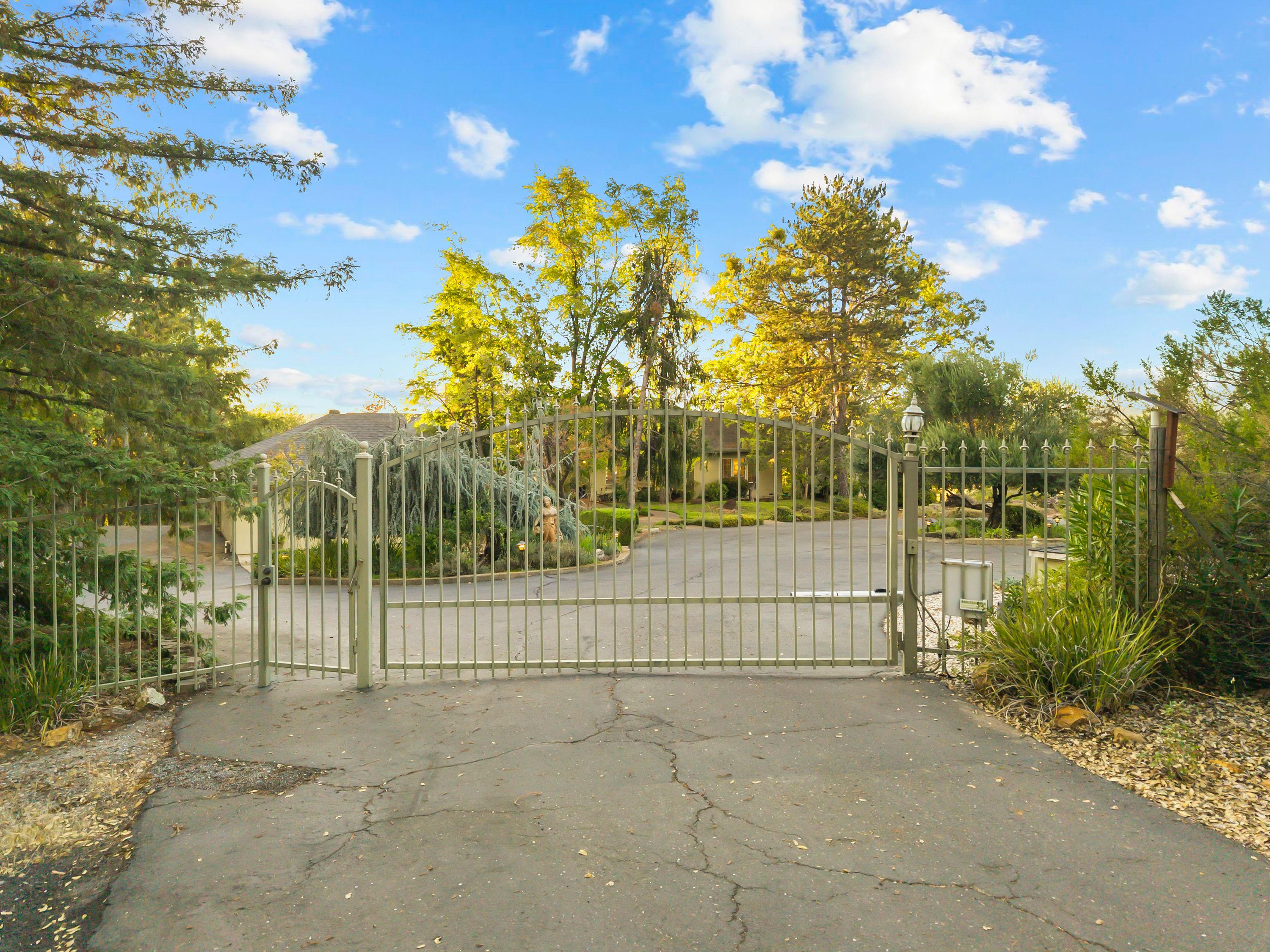  Sweeping Views. Gated Privacy. Minutes from Town - 物件實景