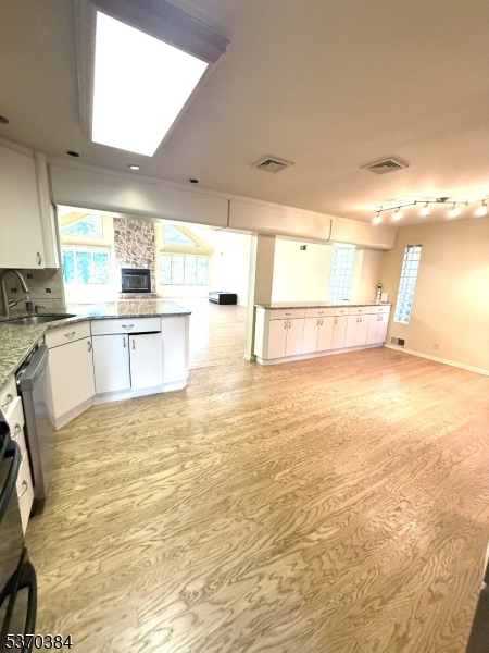 Springfield Twp., New Jersey, 07081, United States, 4 Bedrooms Bedrooms, ,4 BathroomsBathrooms,Residential,For Sale,1898567