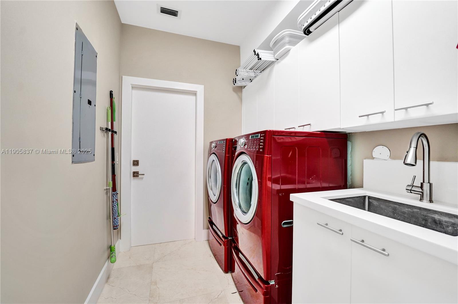 Weston, Florida, 33327, United States, 5 Bedrooms Bedrooms, ,3 BathroomsBathrooms,Residential,For Sale,1991859