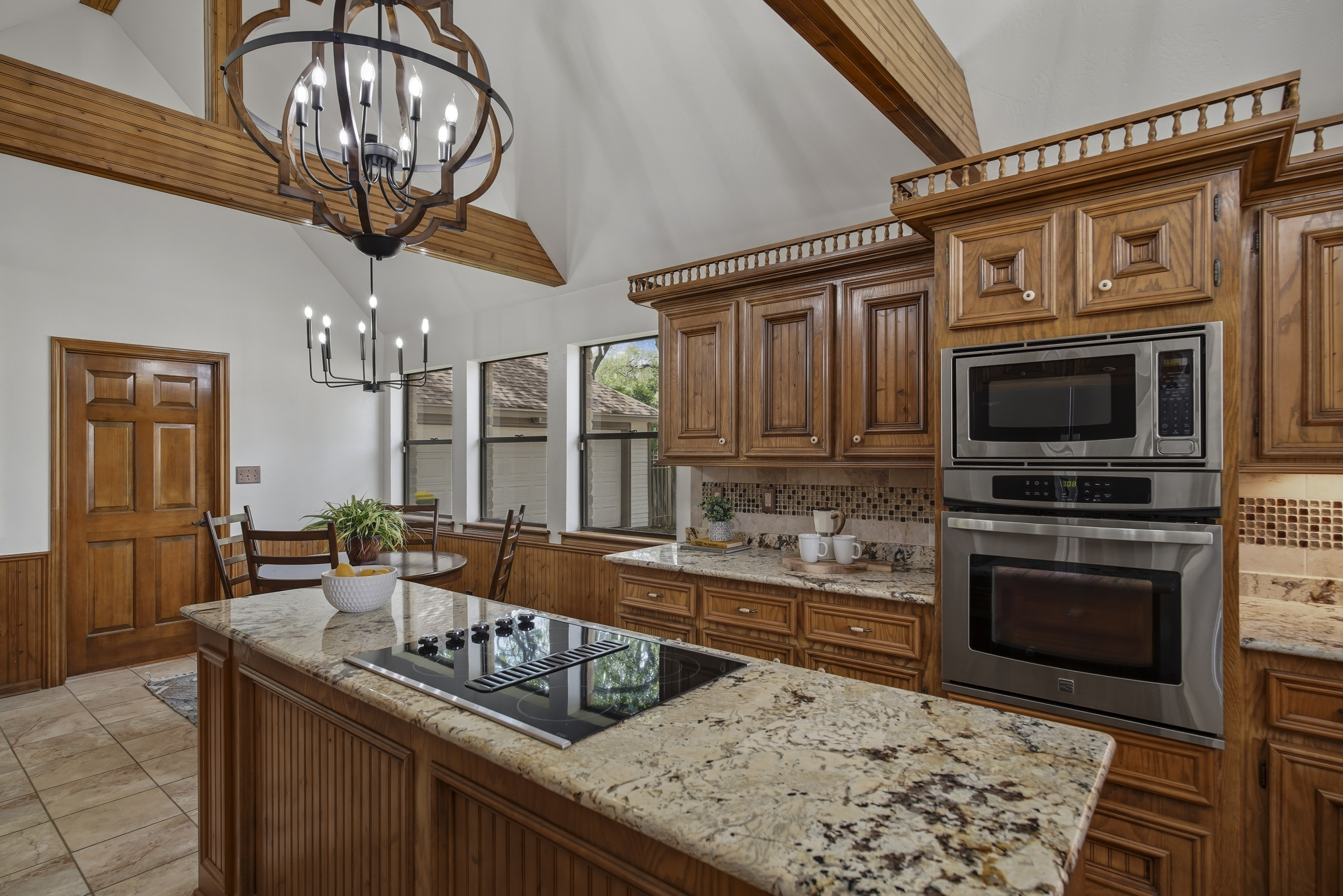  Custom Home with Private Backyard Oasis - 物件實景