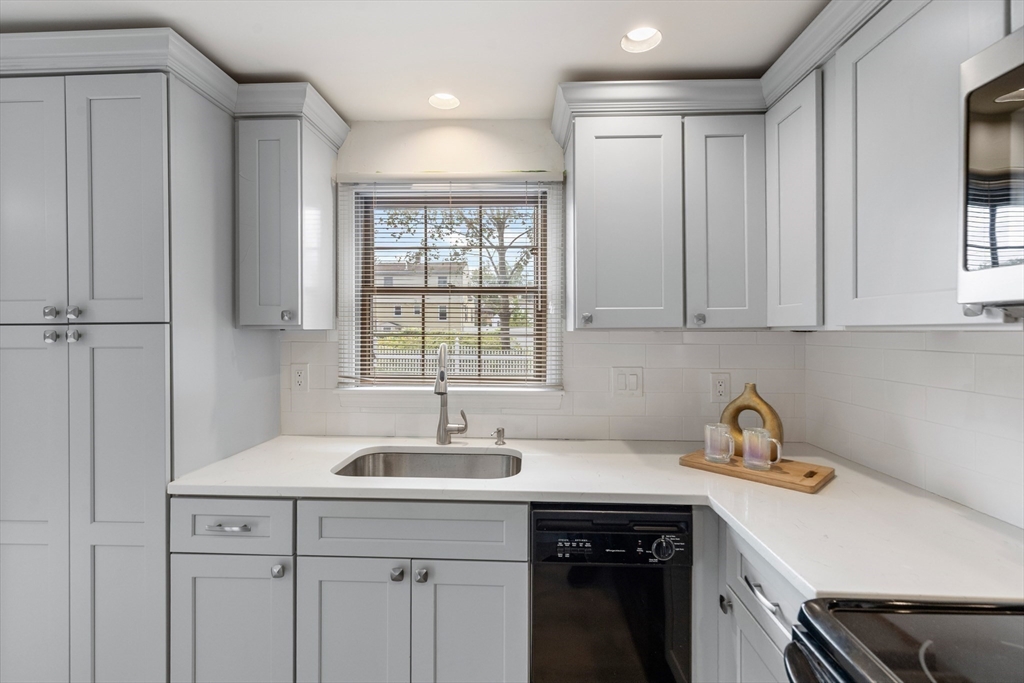 Malden, Massachusetts, 02148, United States, 2 Bedrooms Bedrooms, ,2 BathroomsBathrooms,Residential,For Sale,1993840