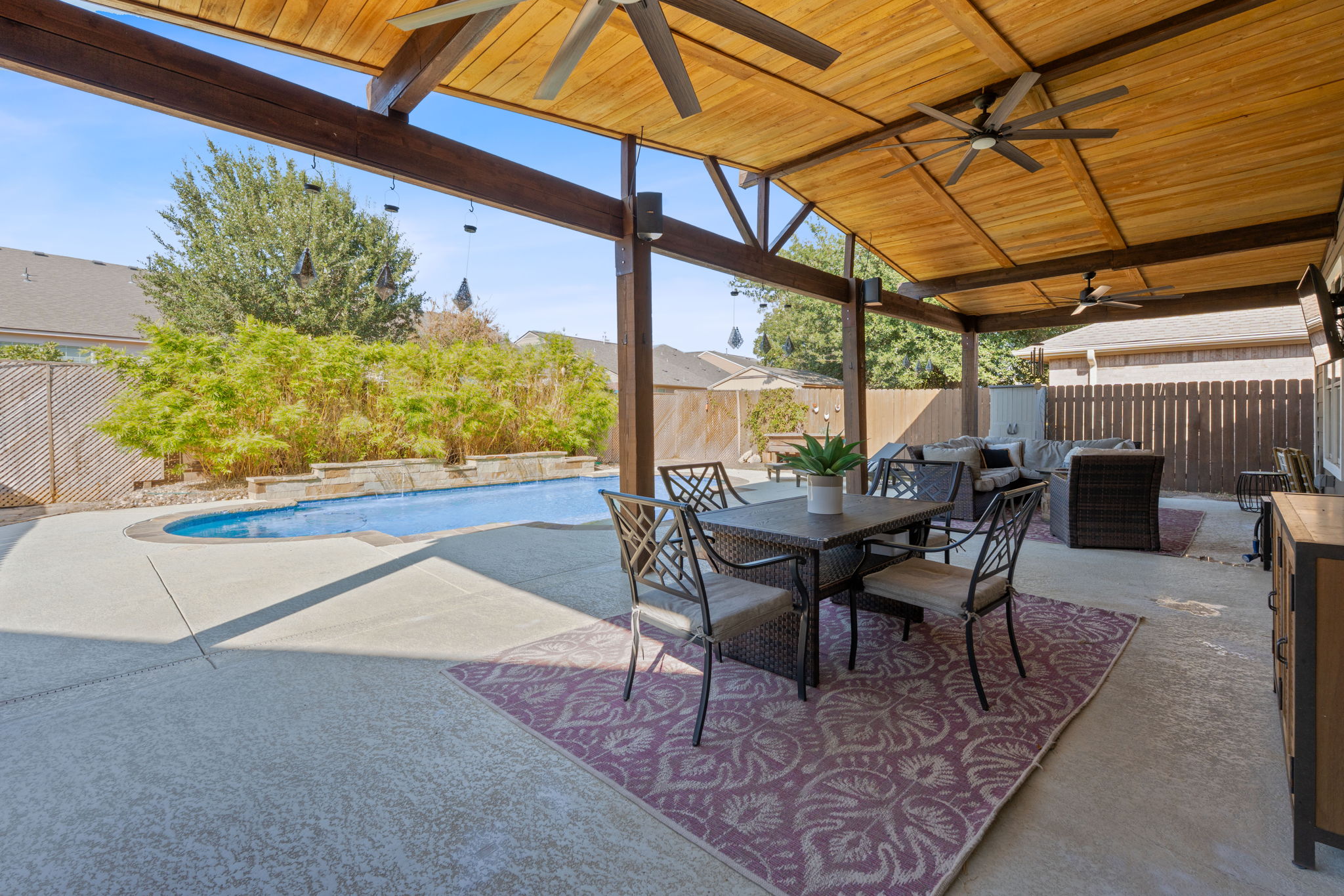  Stylish Leander Living with a Resort-Style Backyard Oasis - 物件實景