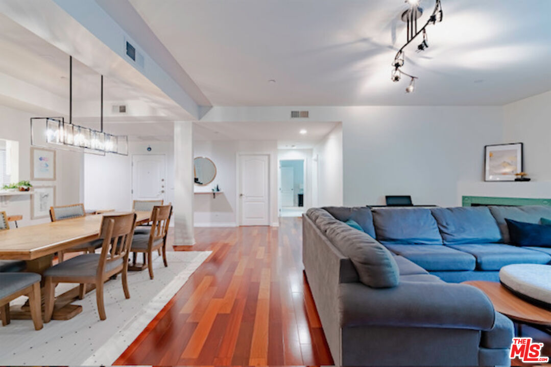 Los Angeles, California, 90019, United States, 2 Bedrooms Bedrooms, ,2 BathroomsBathrooms,Residential,For Sale,1998482