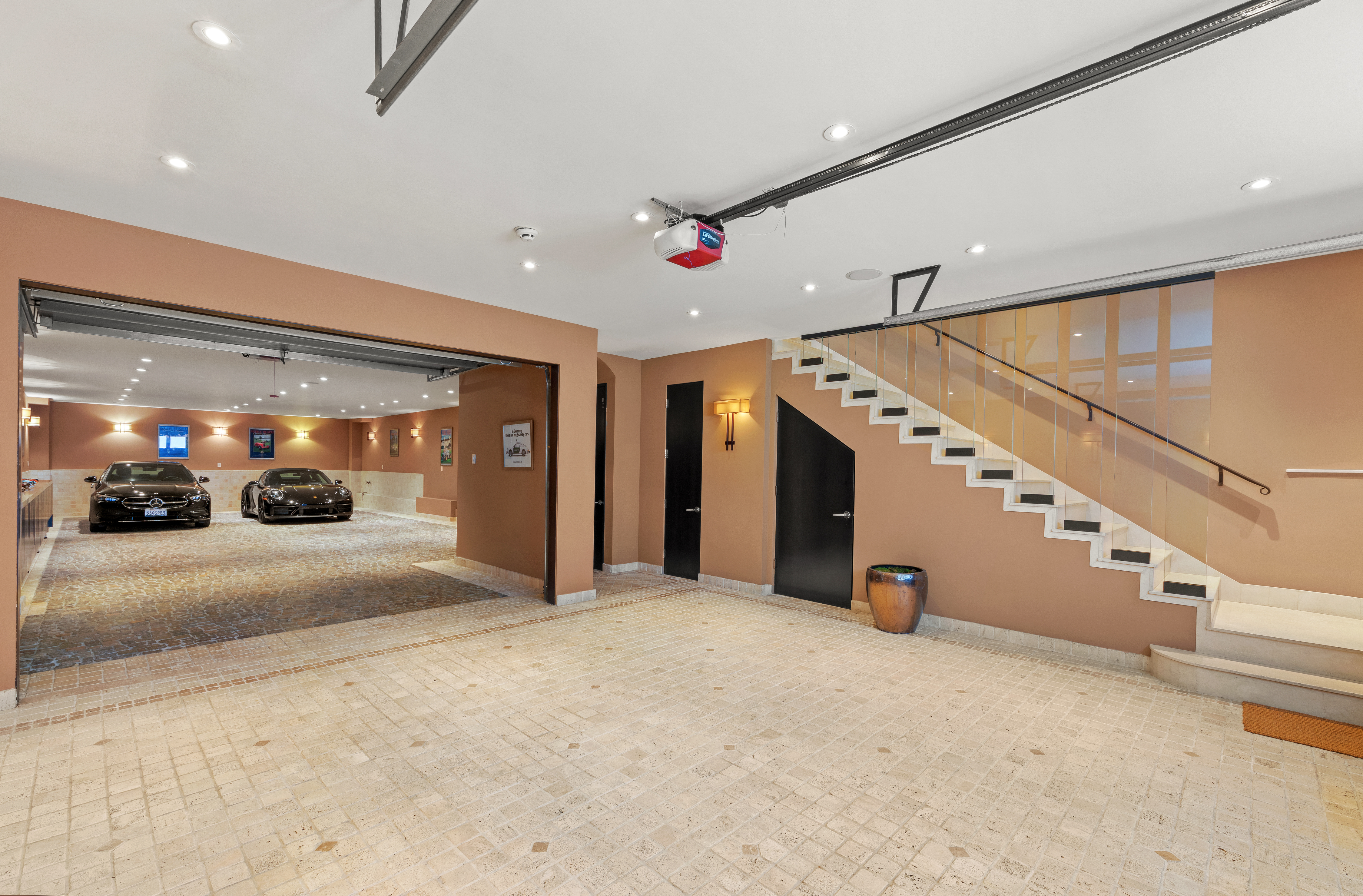  Spectacular Renovated SOMA Home with Rare Museum-Like 7-Car Garage - 物件實景