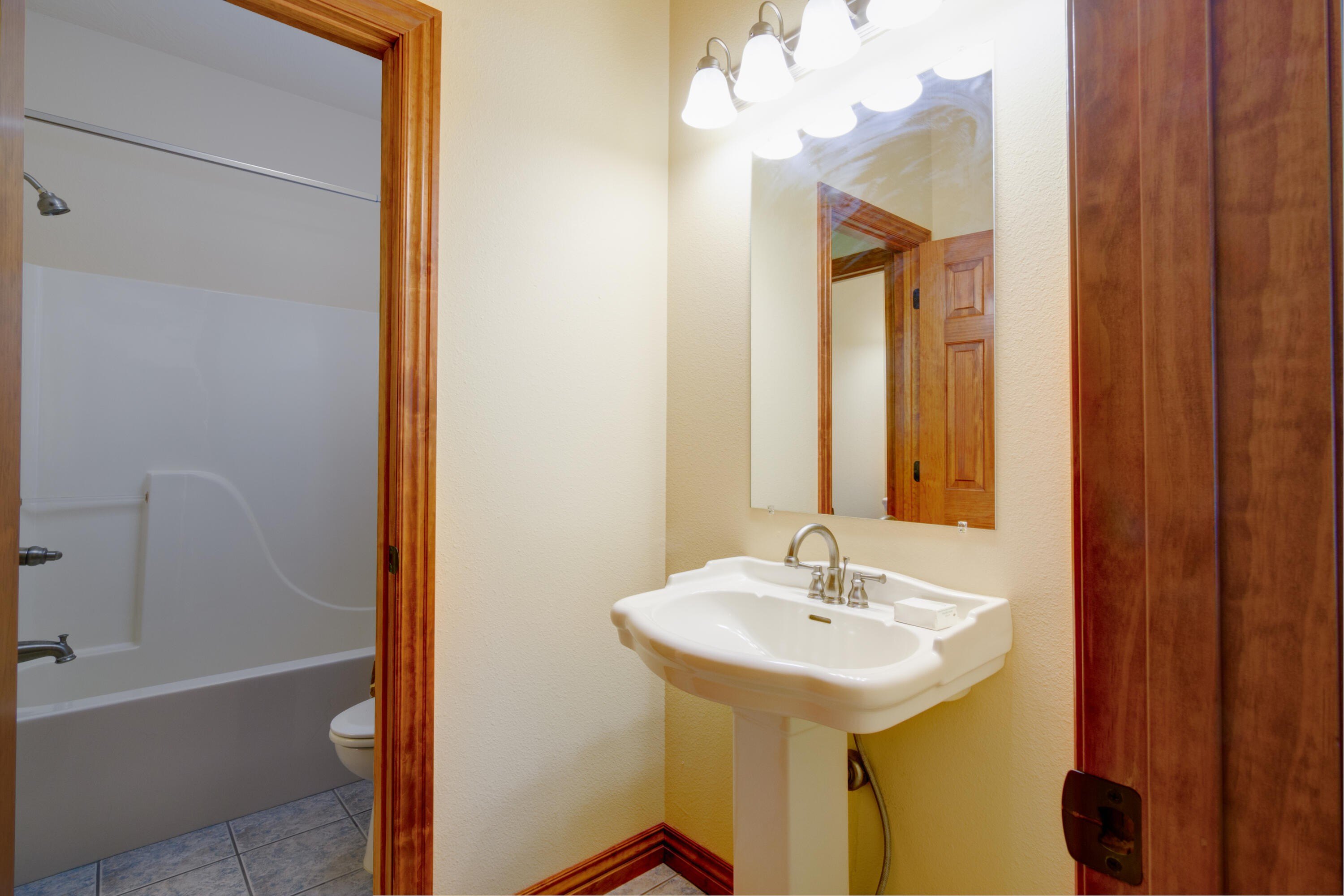 Walnut Shade, Missouri, 65771, United States, 6 Bedrooms Bedrooms, ,5 BathroomsBathrooms,Residential,For Sale,1975828