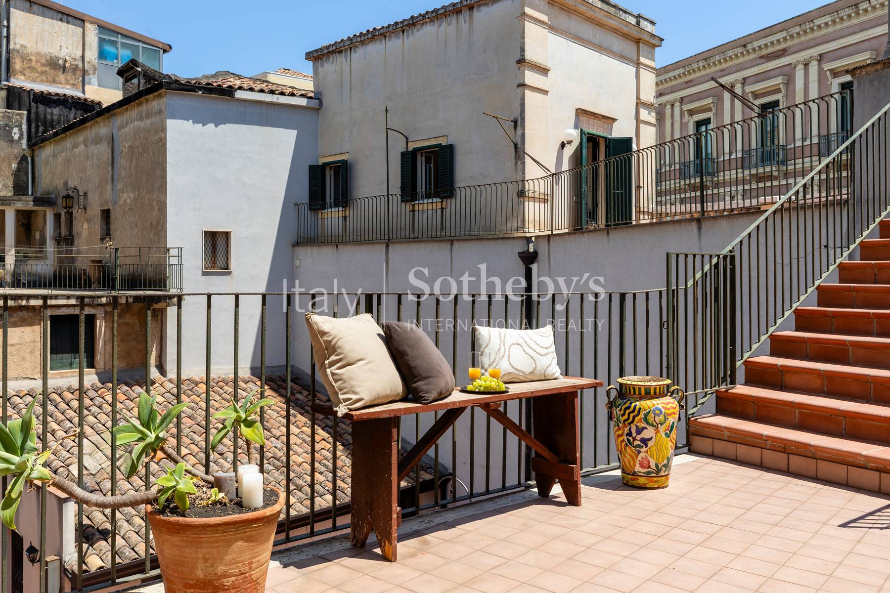  A prestigious stately home with large terraces overlooking the high street - 物件實景