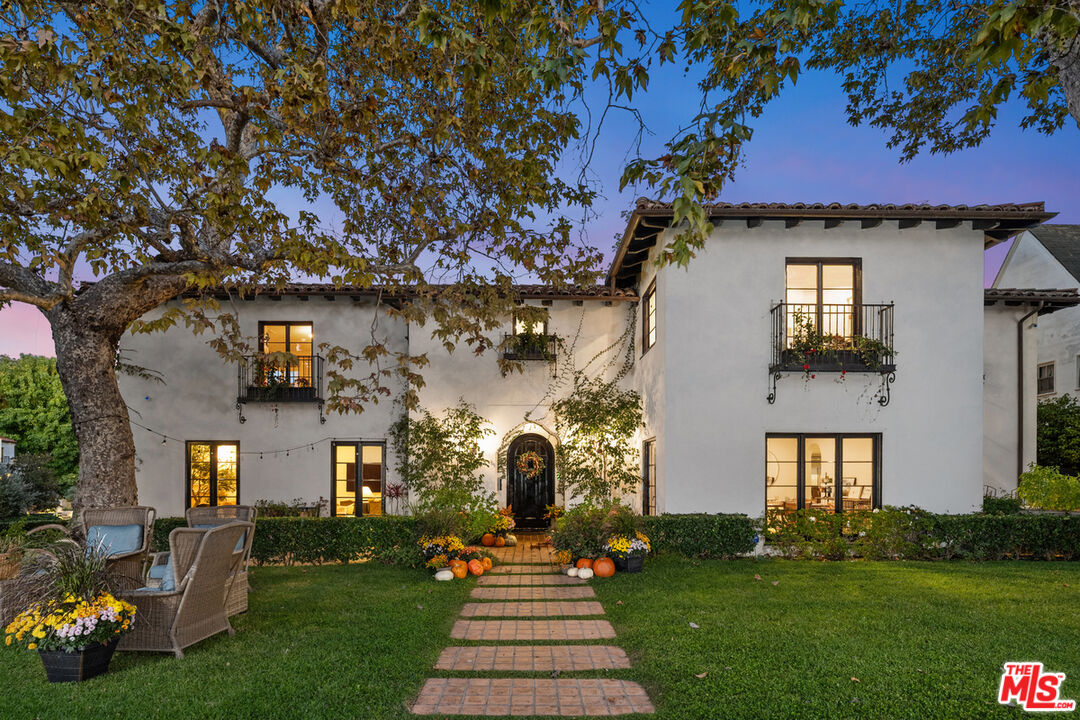 Los Angeles, California, 90004, United States, 4 Bedrooms Bedrooms, ,5 BathroomsBathrooms,Residential,For Sale,1989433