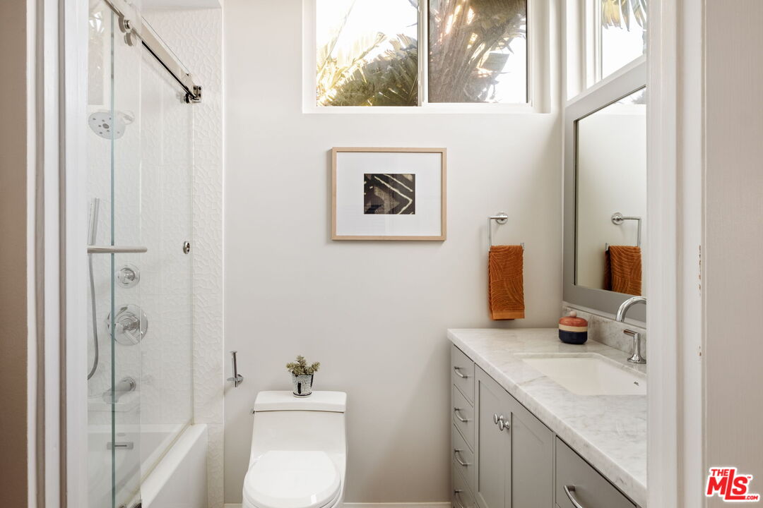 Los Angeles, California, 90034, United States, 2 Bedrooms Bedrooms, ,3 BathroomsBathrooms,Residential,For Sale,1991058