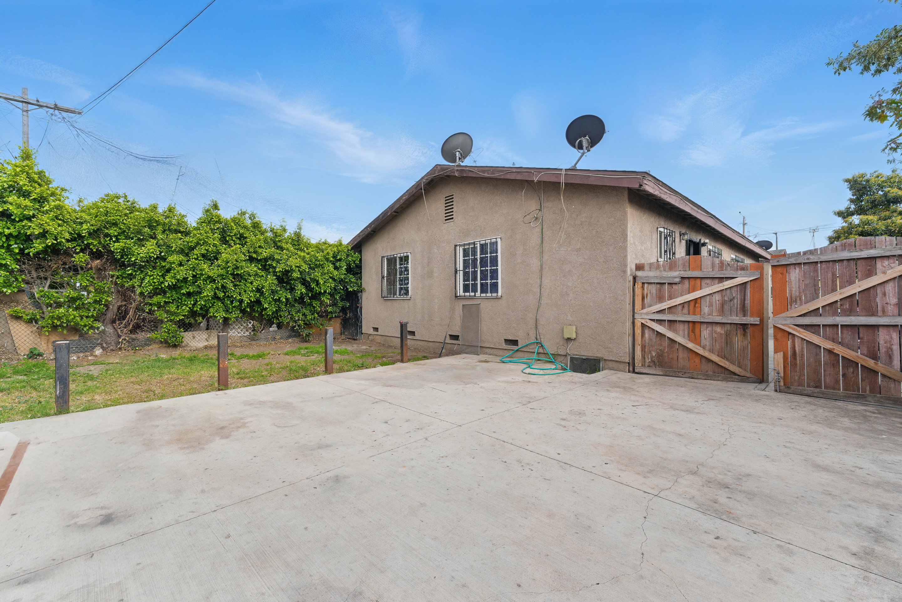 Los Angeles, California, 90059, United States, 5 Bedrooms Bedrooms, ,3 BathroomsBathrooms,Residential,For Sale,1934948