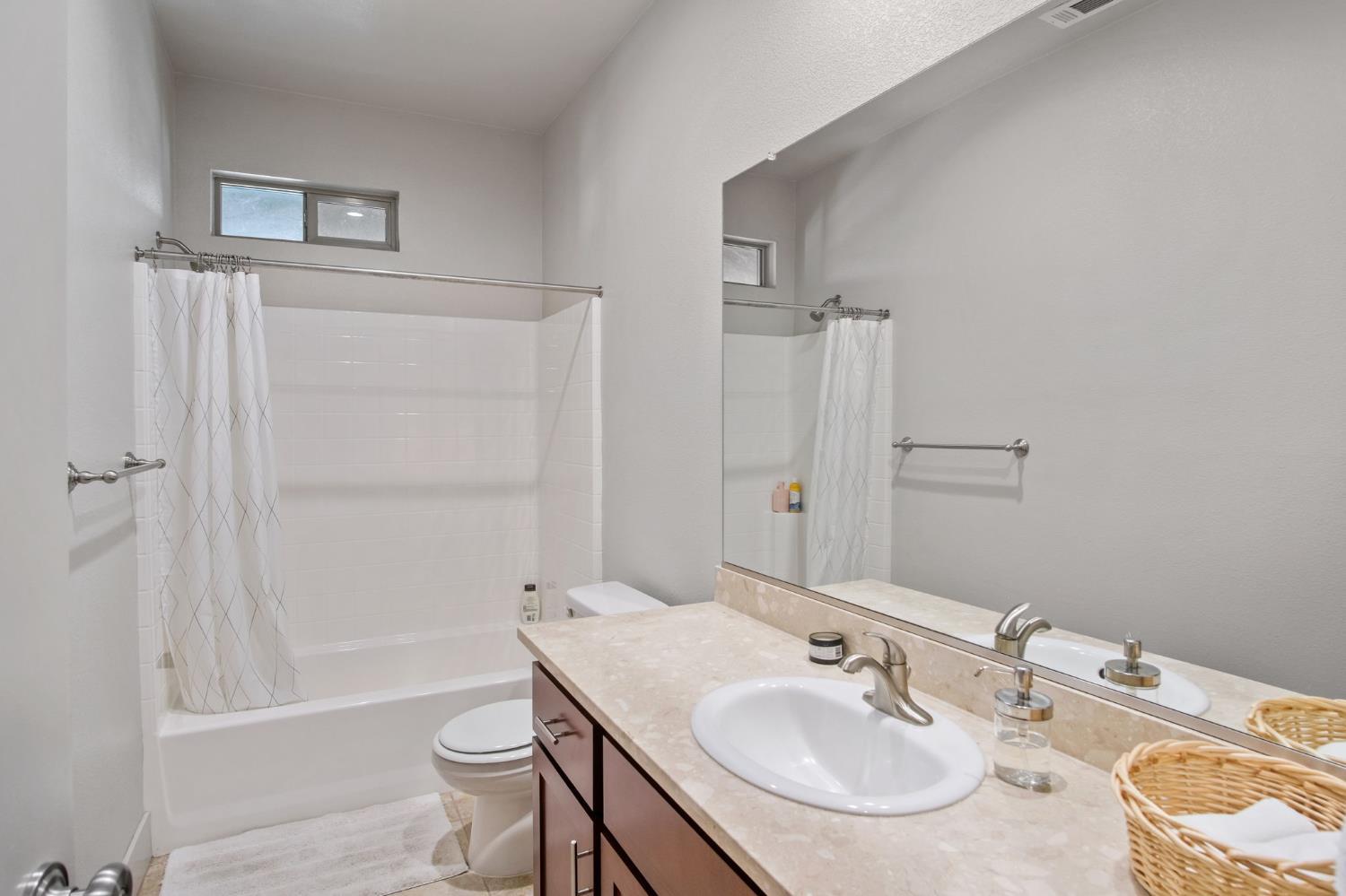 Oakdale, California, 95361, United States, 3 Bedrooms Bedrooms, ,2 BathroomsBathrooms,Residential,For Sale,1985752