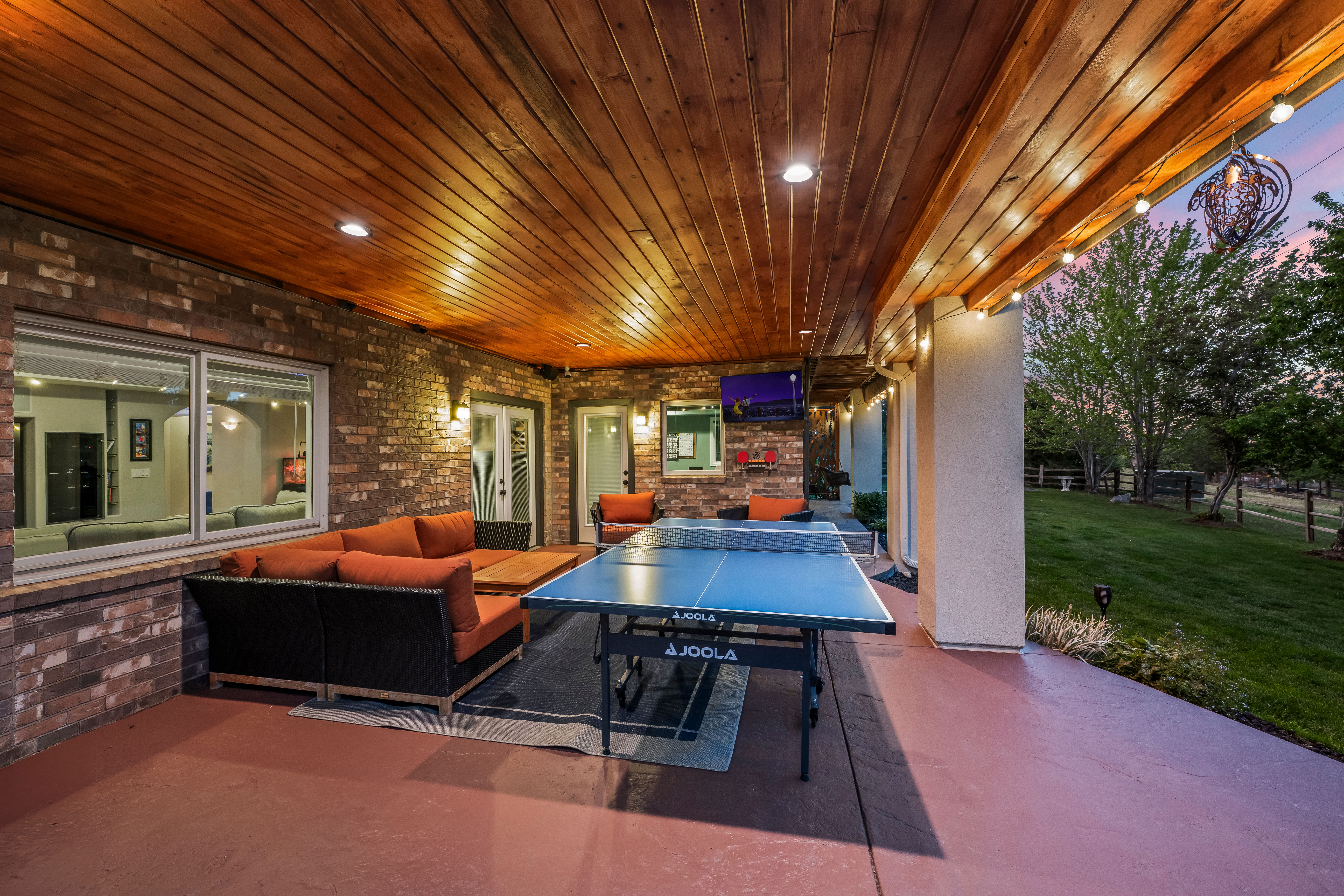  Stunning two-story walkout on a rare usable ¾-acre lot - 物件實景