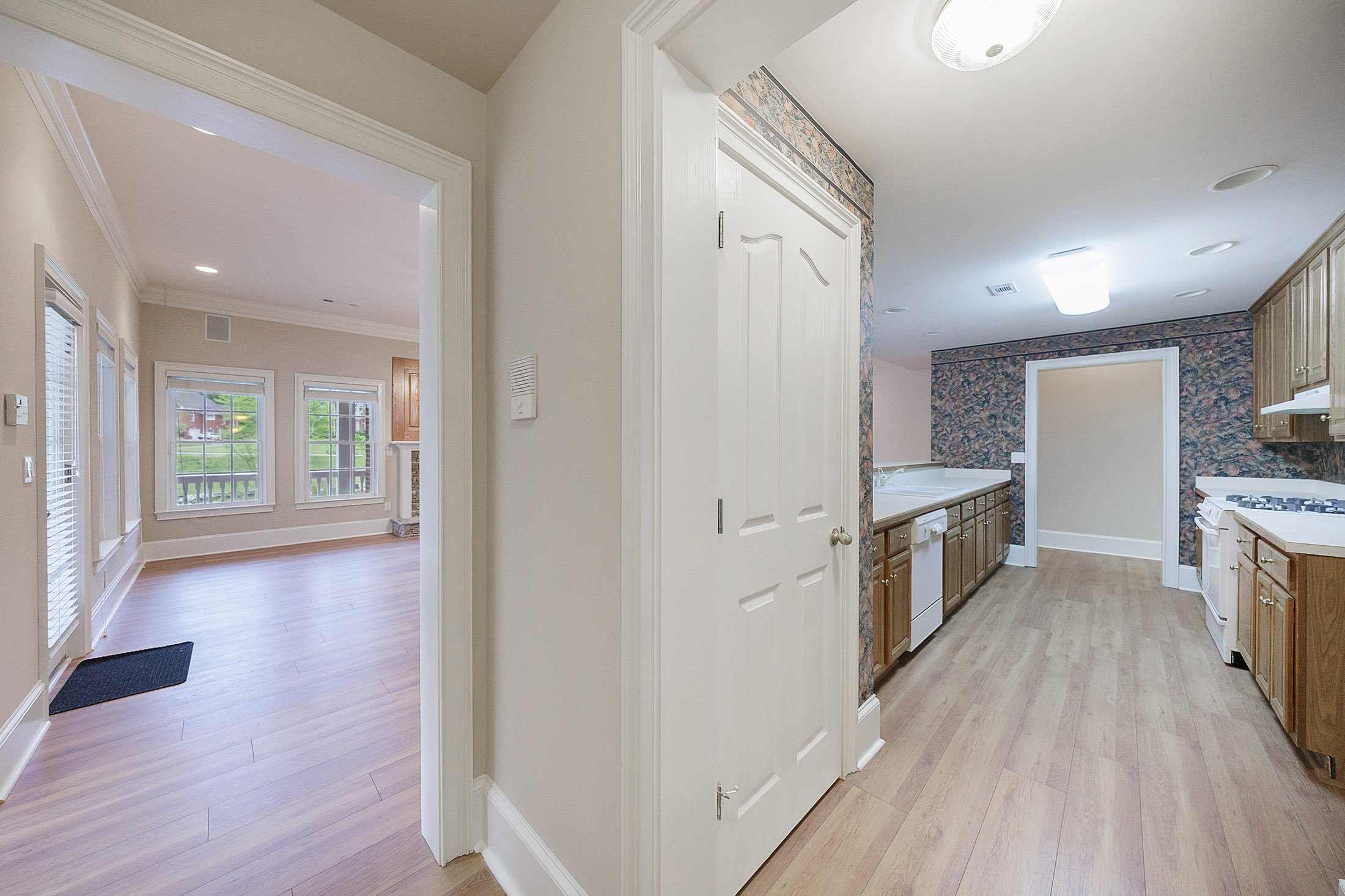  A Rare Opportunity to Own a Developer-Designed Lakefront Estate - 物件實景