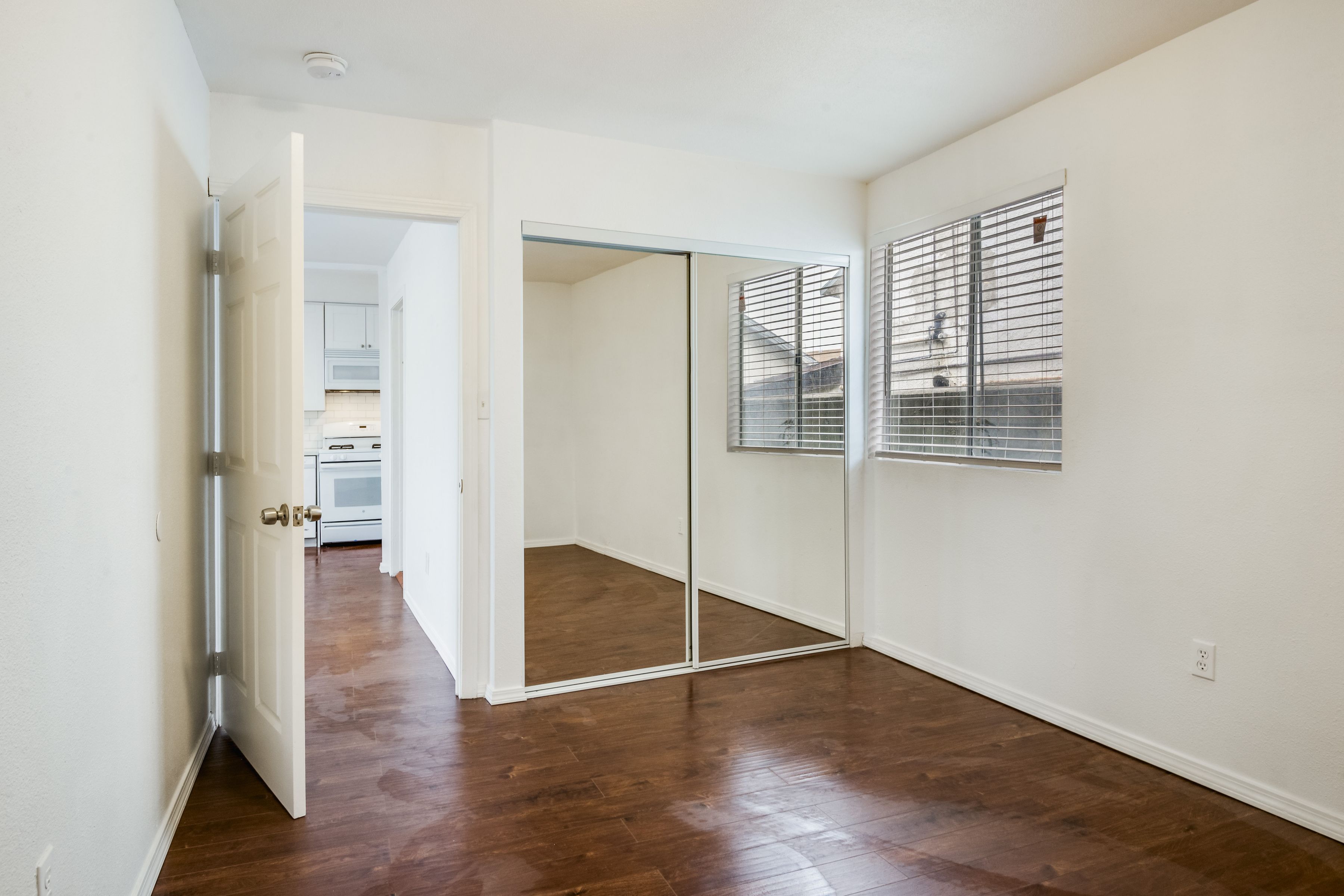  1742 W 36th St - 物件實景