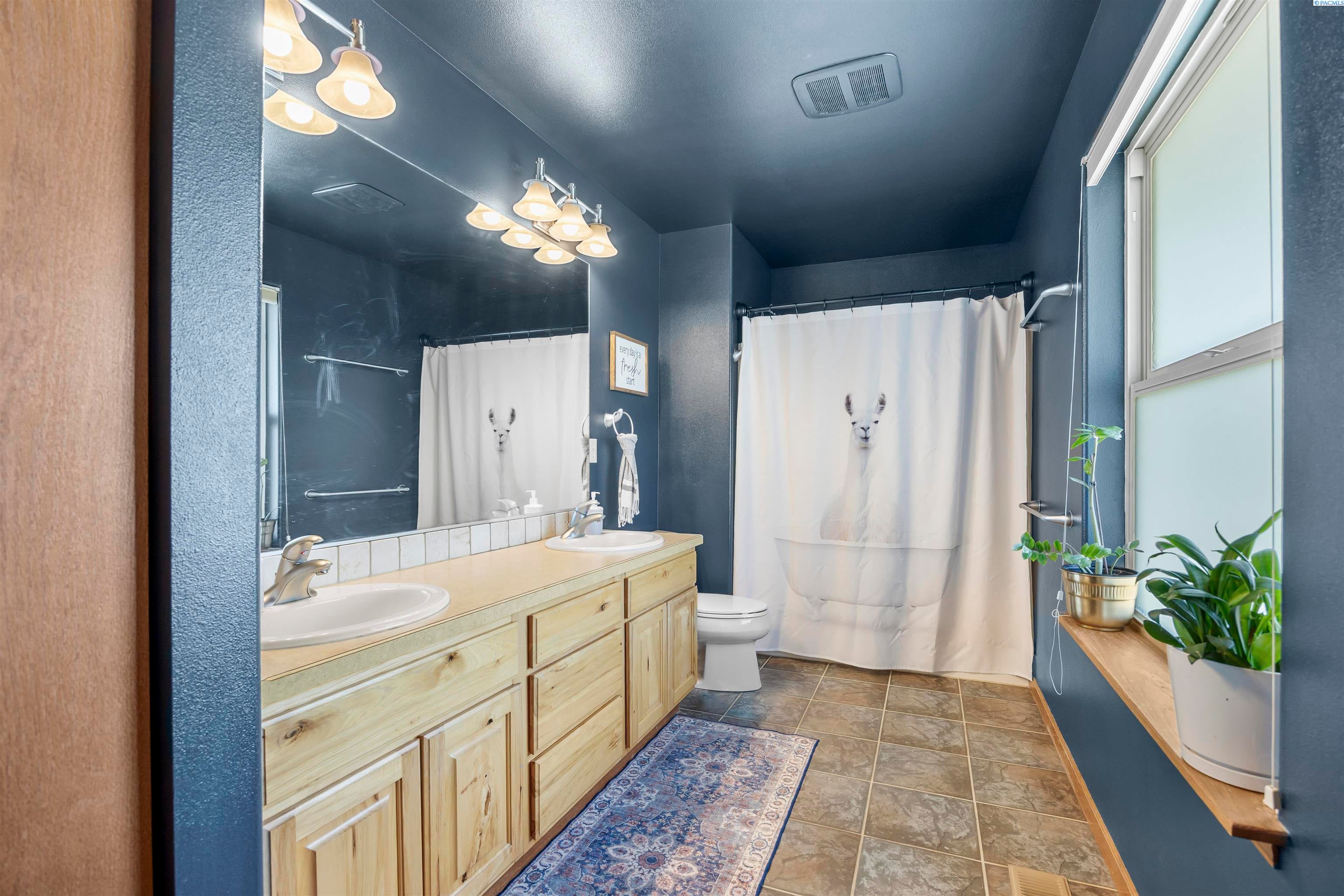 West Richland, Washington, 99353, United States, 4 Bedrooms Bedrooms, ,4 BathroomsBathrooms,Residential,For Sale,2031240
