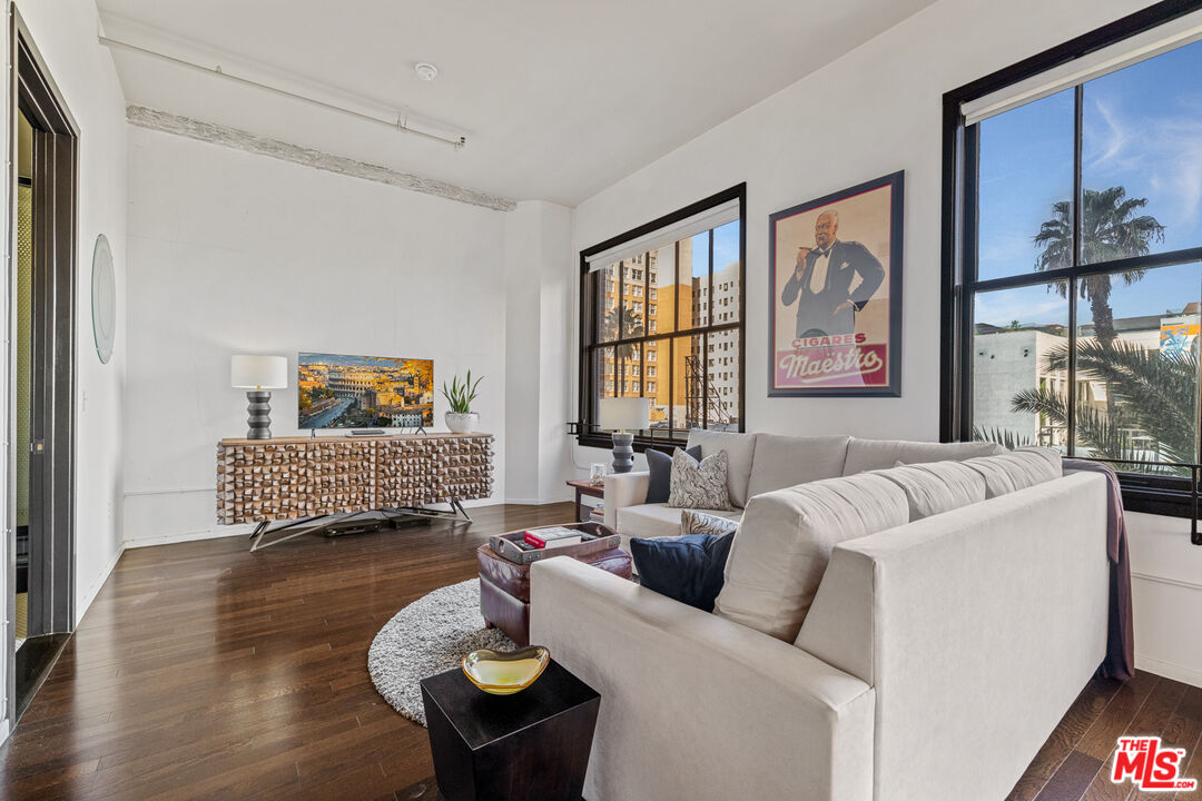 Los Angeles, California, 90028, United States, 2 Bedrooms Bedrooms, ,2 BathroomsBathrooms,Residential,For Sale,1827936