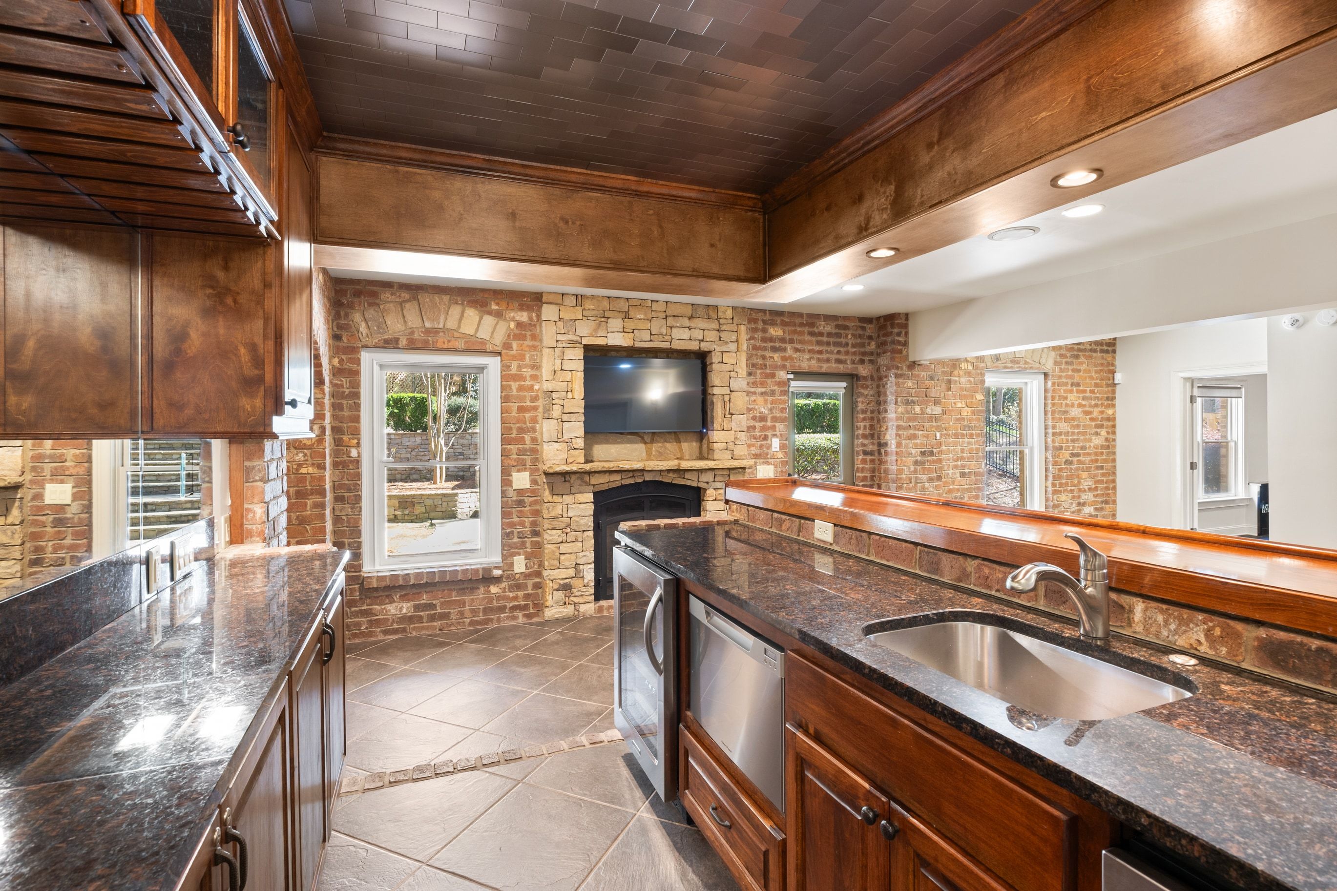  Move-in Ready Home Offers Exceptional Space, Comfort, and Craftsmanship - 物件實景