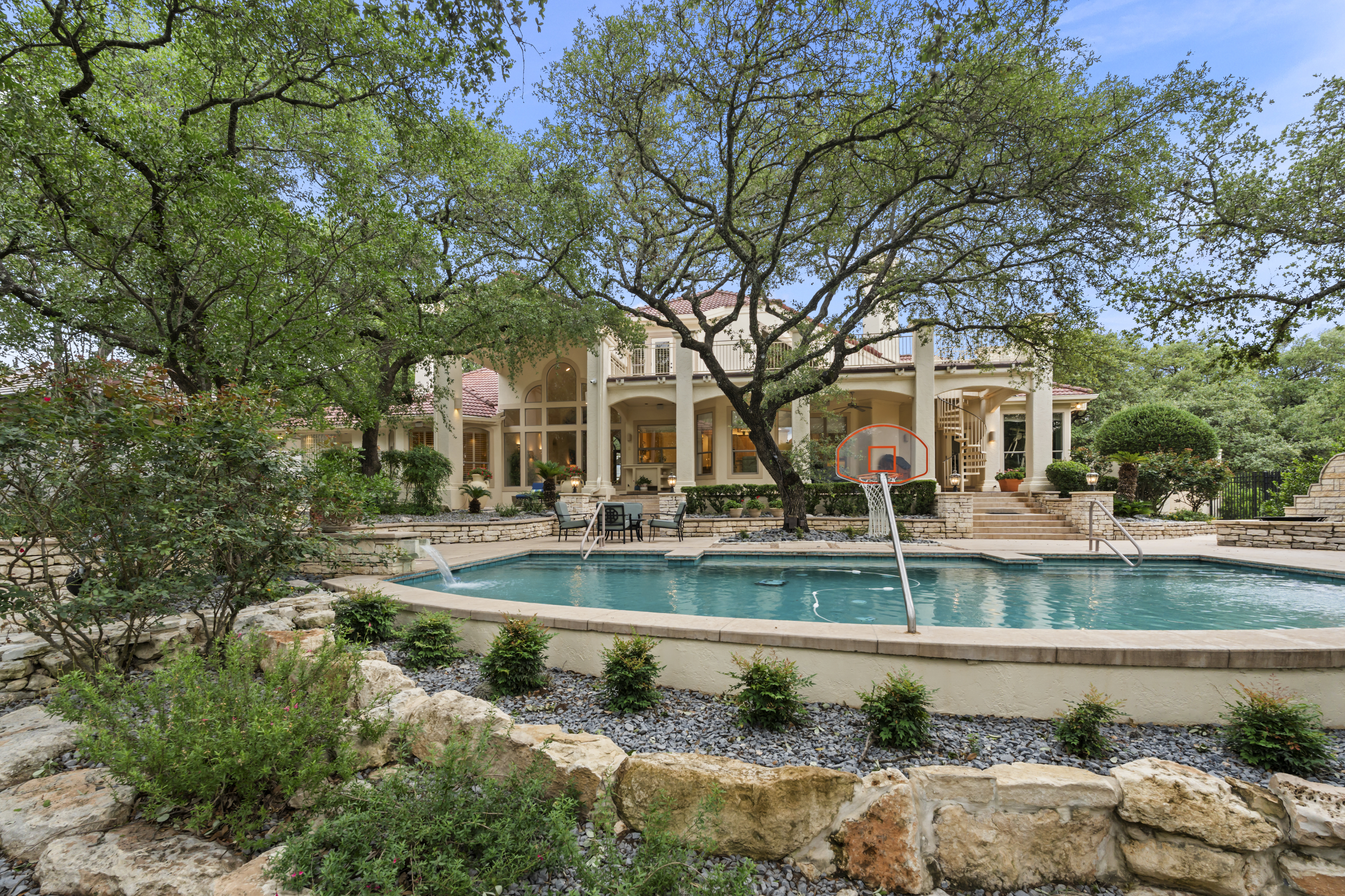 Grand Dominion Estate Showcasing Luxury, Privacy & Architectural Excellence - 物件實景