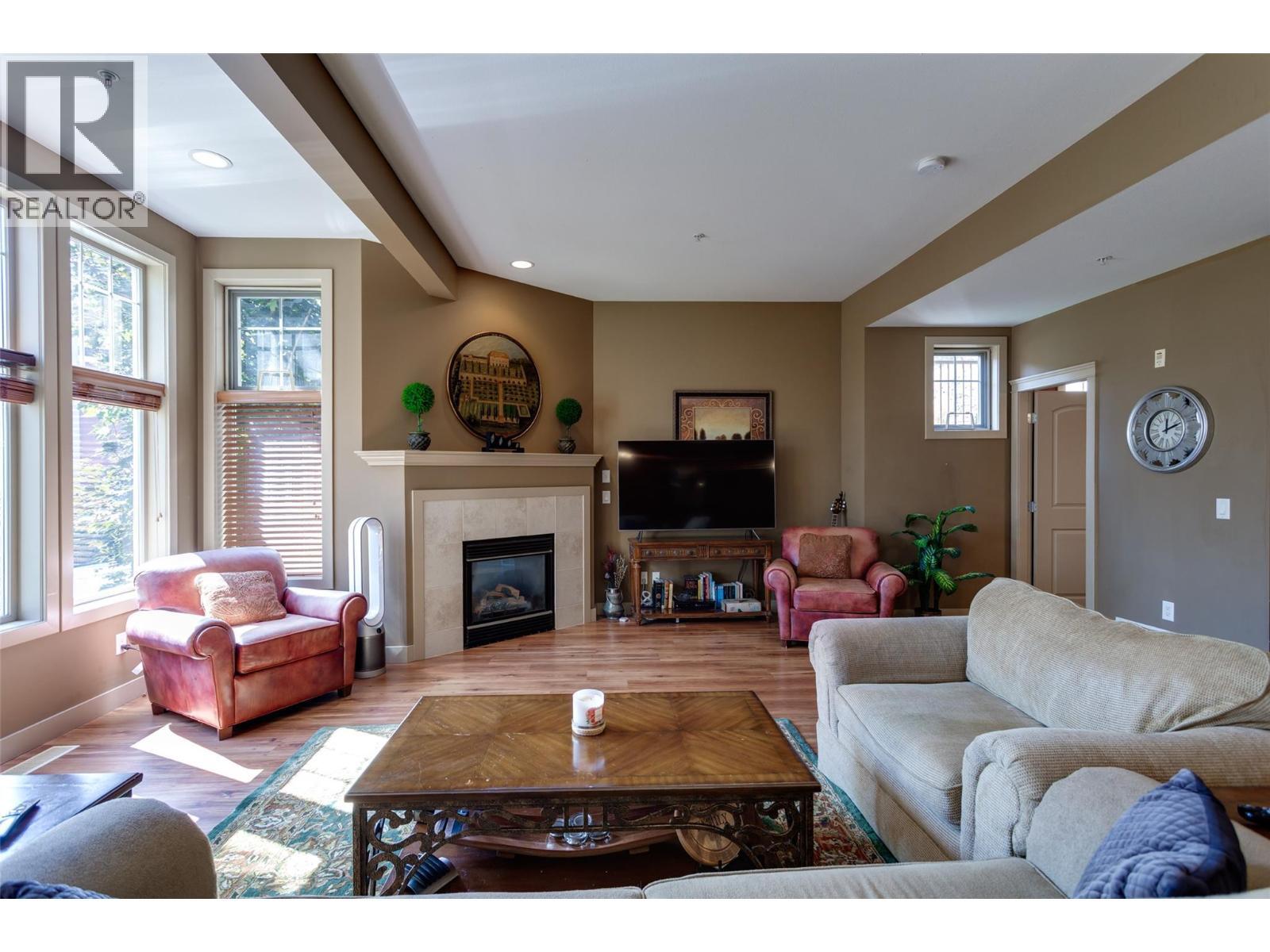 KELOWNA, British Columbia, V1V 2V9, CA, 2 Bedrooms Bedrooms, ,2 BathroomsBathrooms,Residential,For Sale,1960858