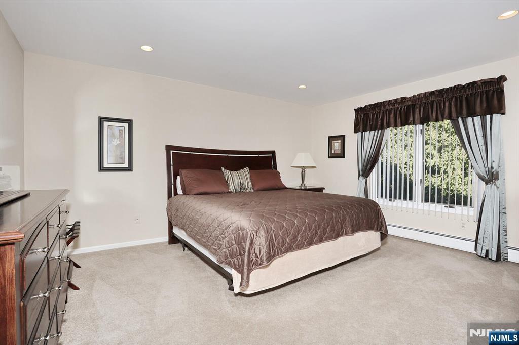 Paramus, New Jersey, 07652, United States, 5 Bedrooms Bedrooms, ,4 BathroomsBathrooms,Residential,For Sale,2001740