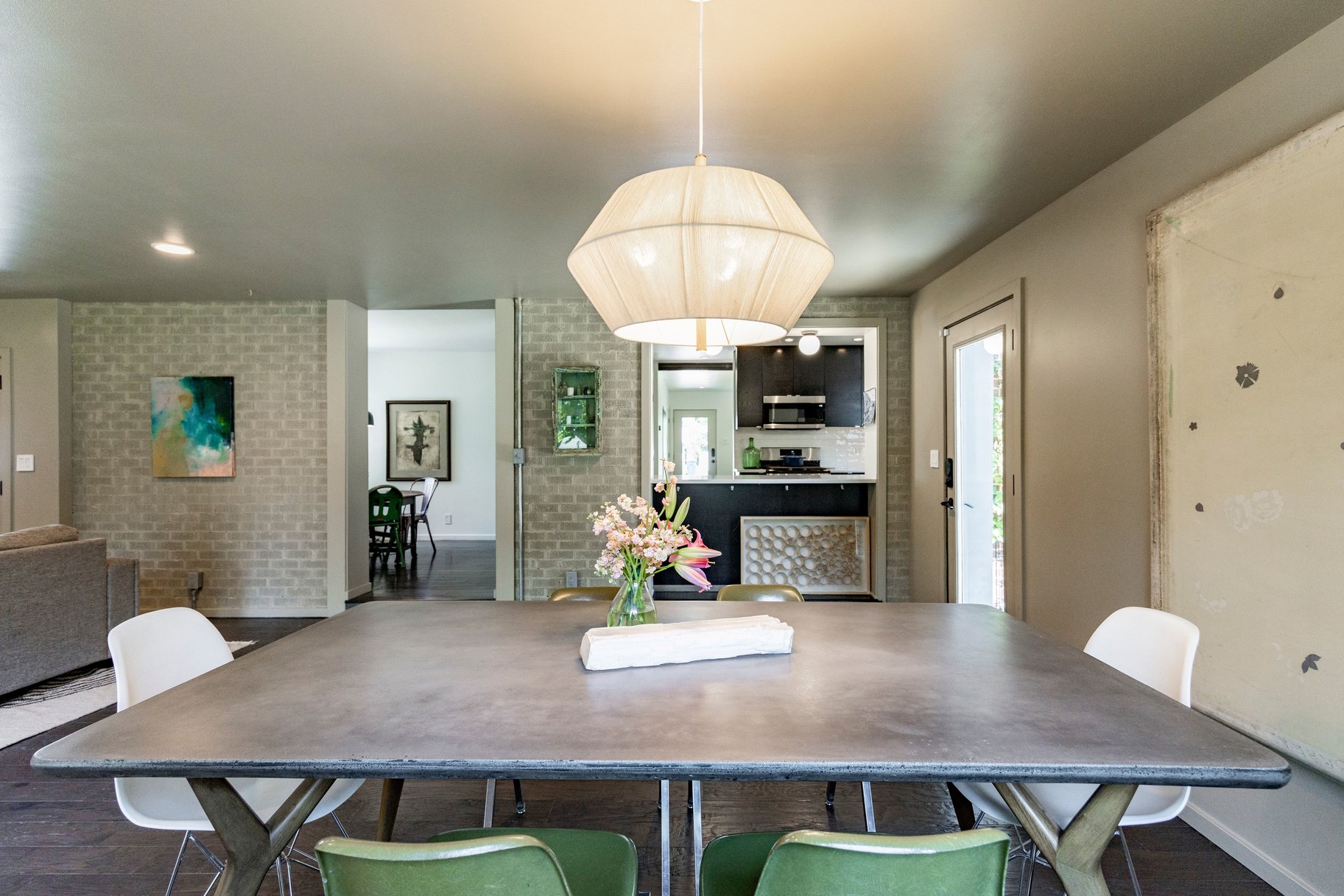  Spacious Millcreek Bungalow with Expansive Backyard & 2-Car Garage - 物件實景