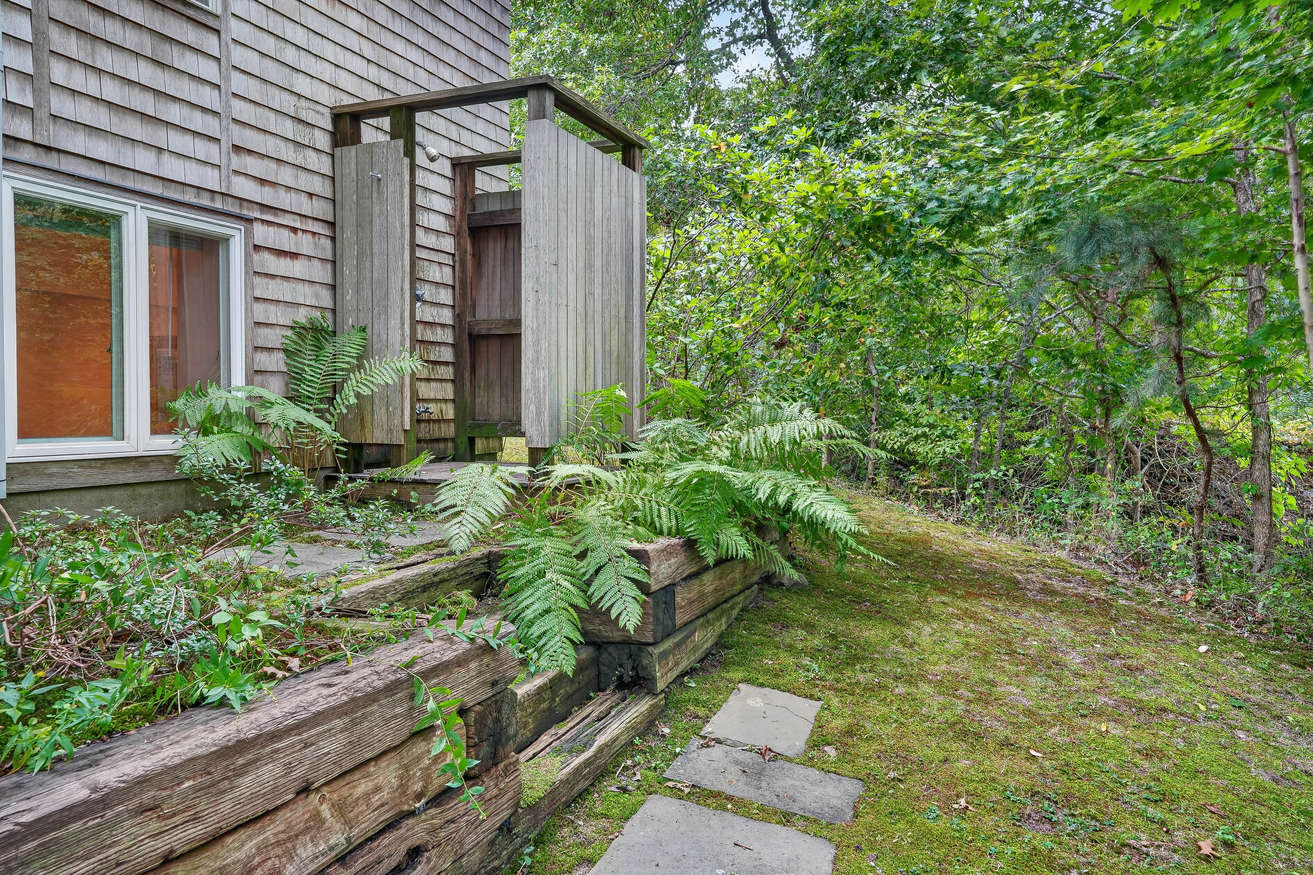  Custom Crafted Contempory in Quiet Neighborhood - 物件實景