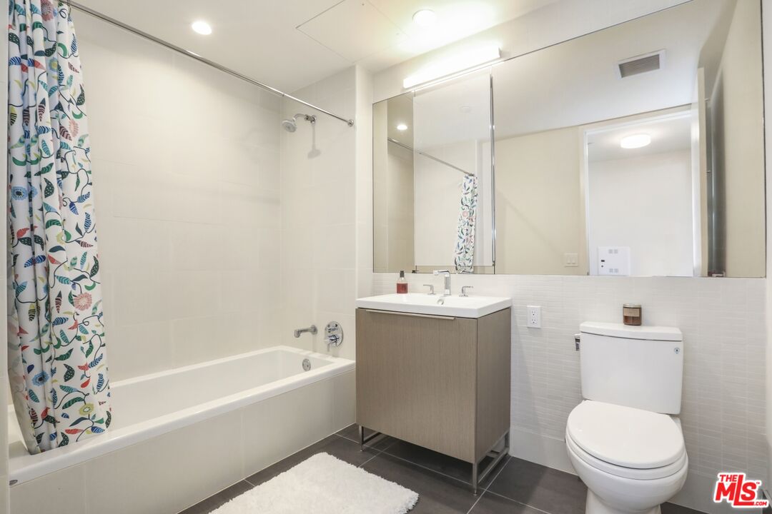 Los Angeles, California, 90017, United States, 1 Bedroom Bedrooms, ,2 BathroomsBathrooms,Residential,For Sale,1987856